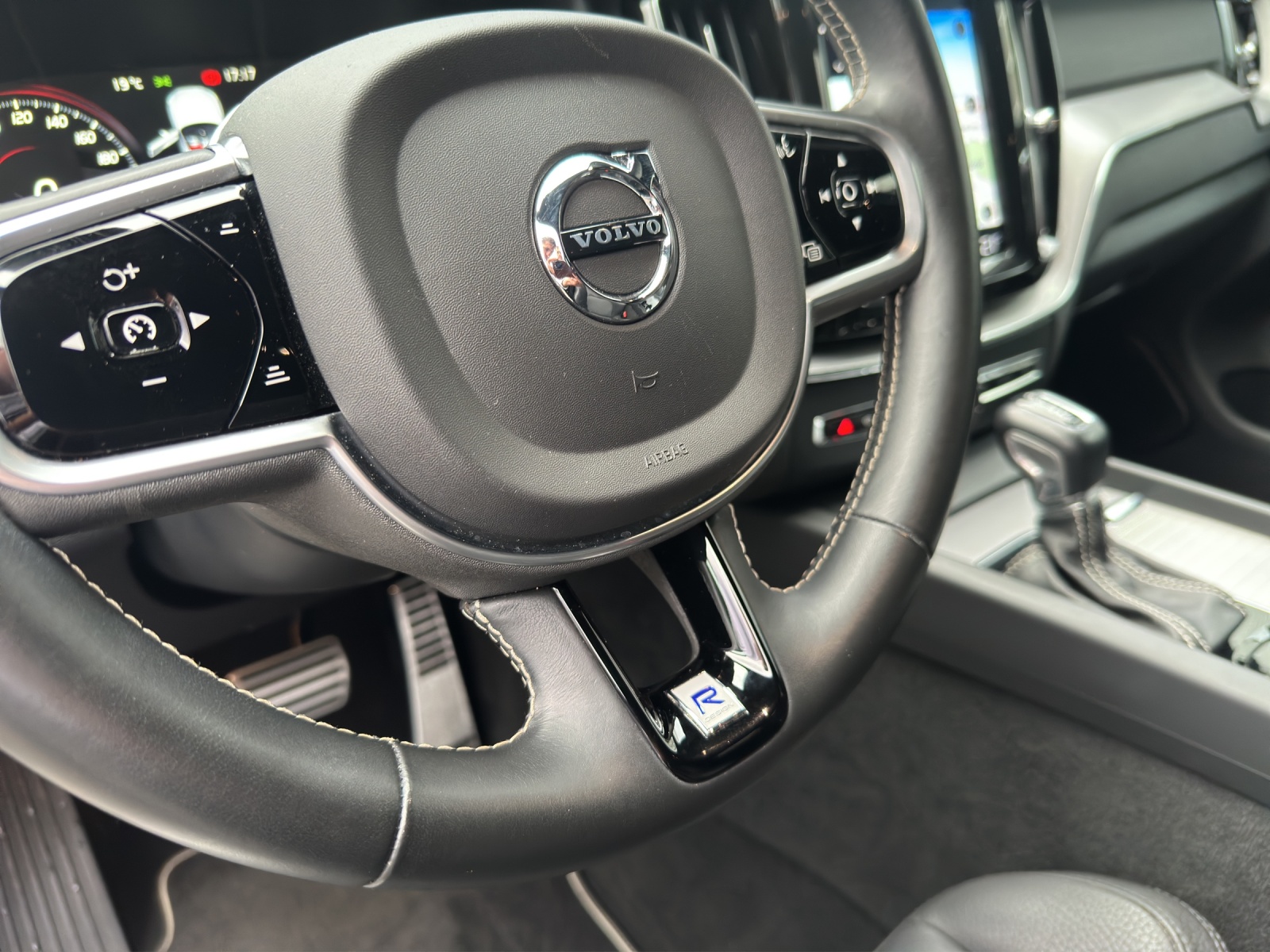 VOLVO XC60 T5 AWD R-Design Geartronic | Rückfahrkamera | LED | Sensus Navigation | Sportfahrwerk | 8-fach bereift-image-17