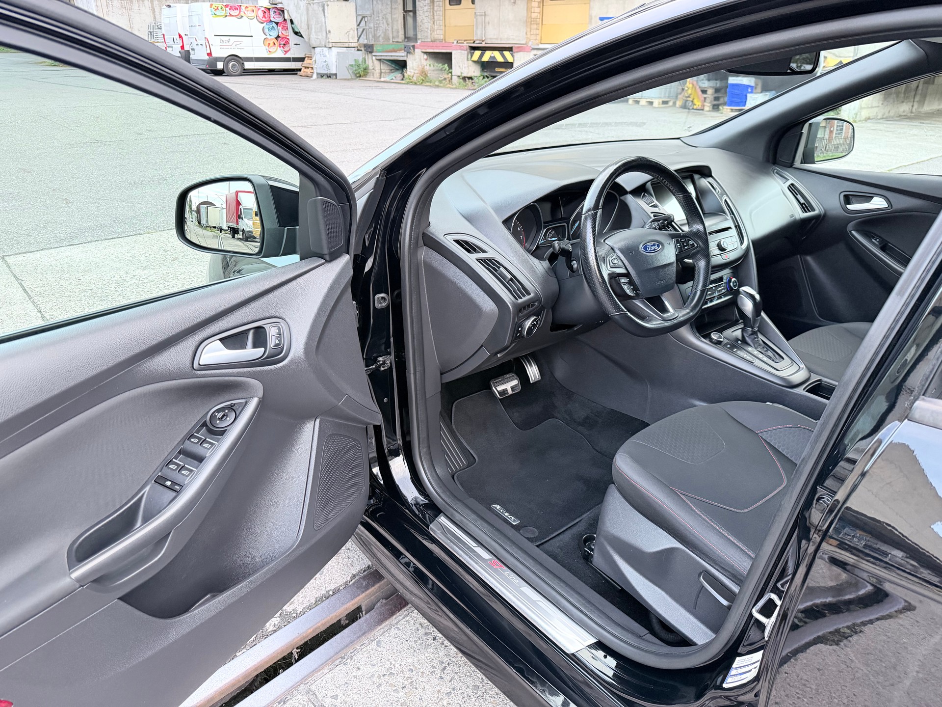 FORD Focus 1.0 SCTi ST Line Automatic-image-8