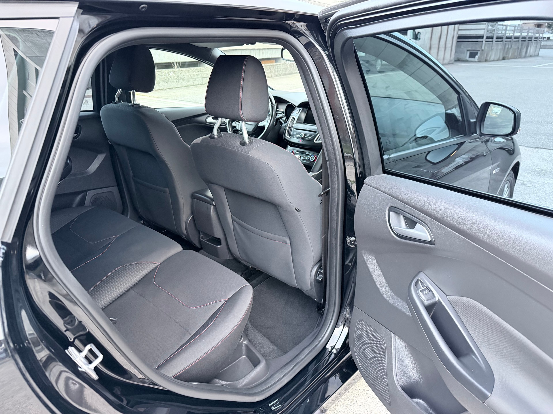 FORD Focus 1.0 SCTi ST Line Automatic-image-10