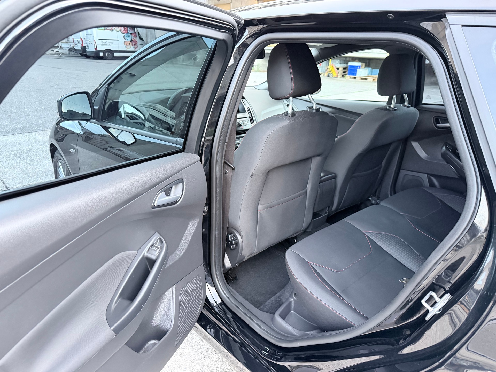 FORD Focus 1.0 SCTi ST Line Automatic-image-9