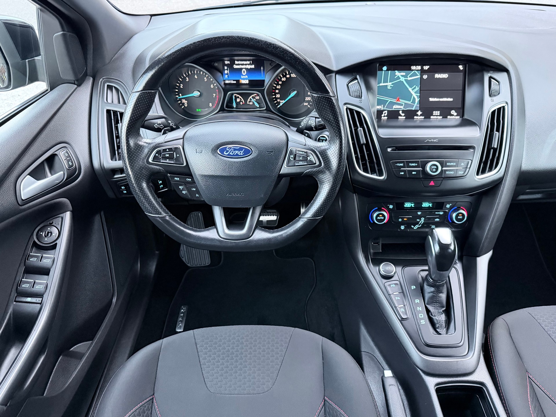 FORD Focus 1.0 SCTi ST Line Automatic-image-6