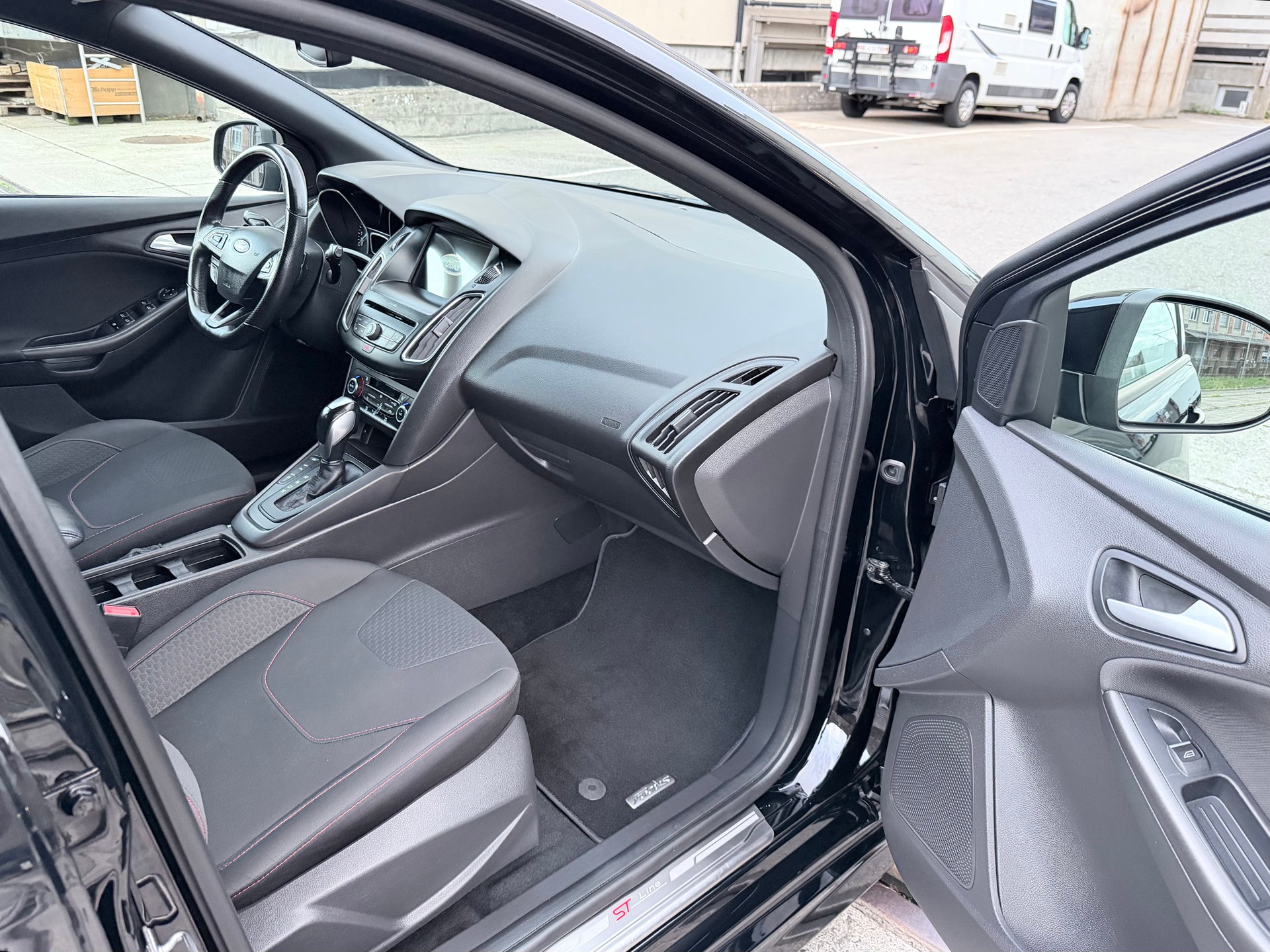 FORD Focus 1.0 SCTi ST Line Automatic-image-11