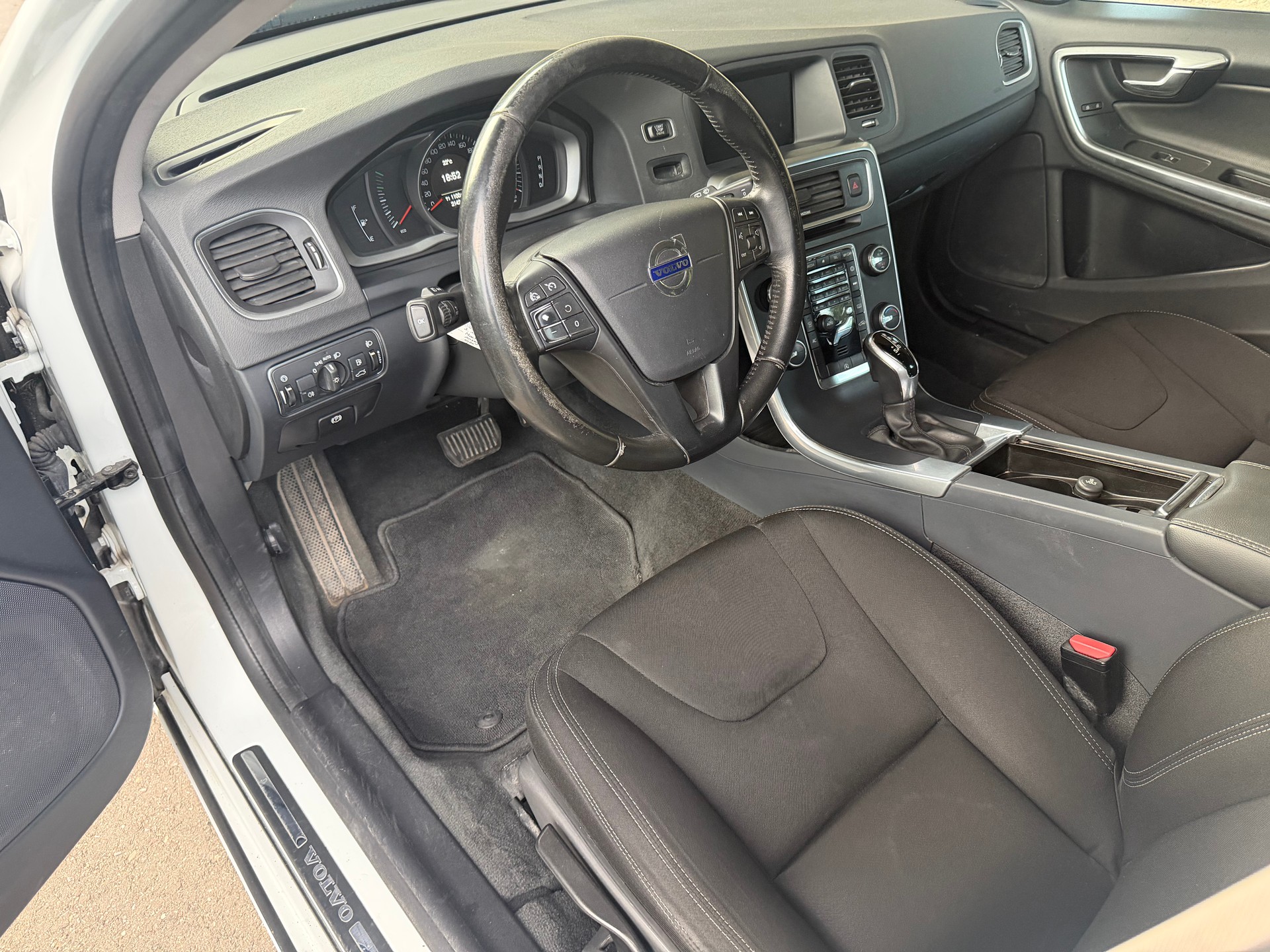 VOLVO V60 D3 Momentum Geartronic-image-6
