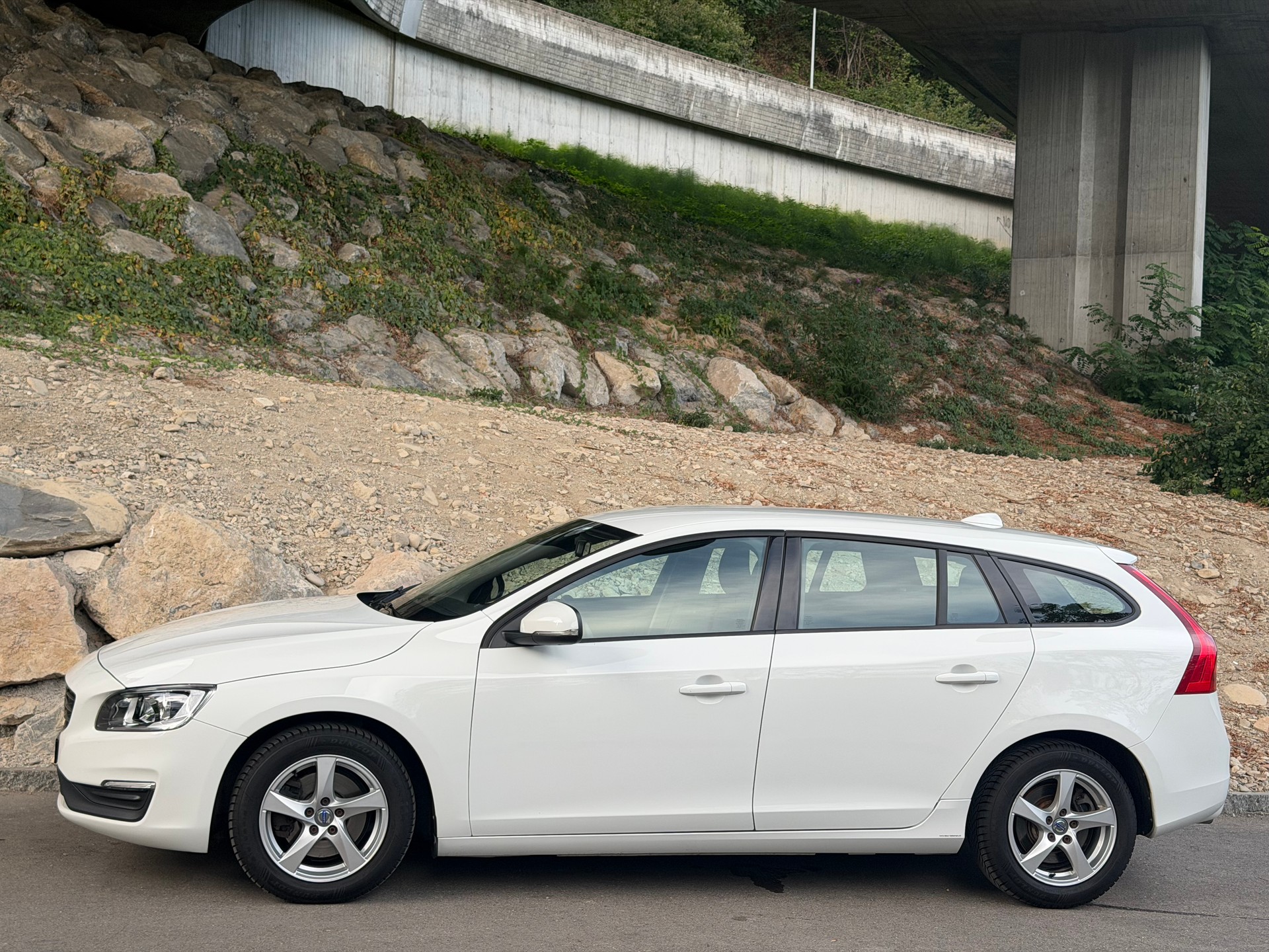 VOLVO V60 D3 Momentum Geartronic-image-2