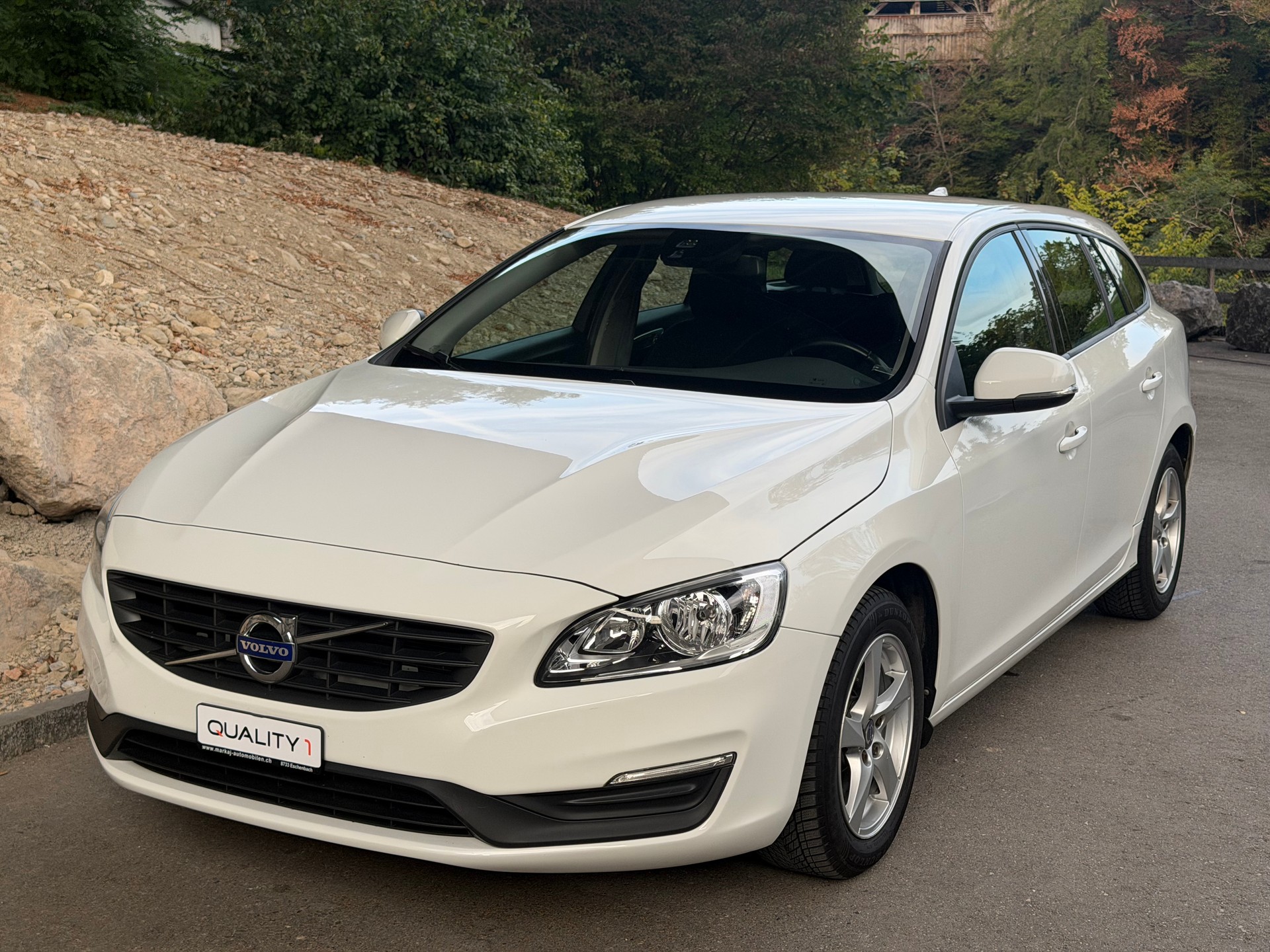 VOLVO V60 D3 Momentum Geartronic-image-0