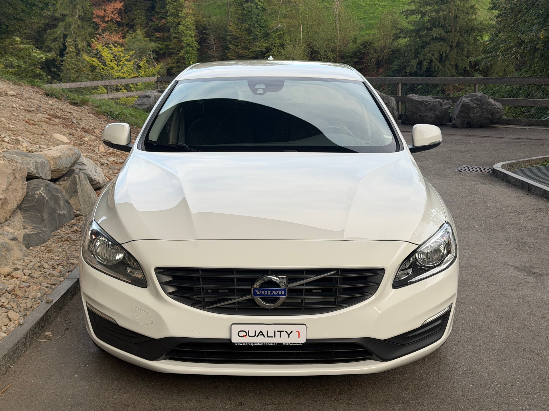 VOLVO V60 D3 Momentum Geartronic-image-1
