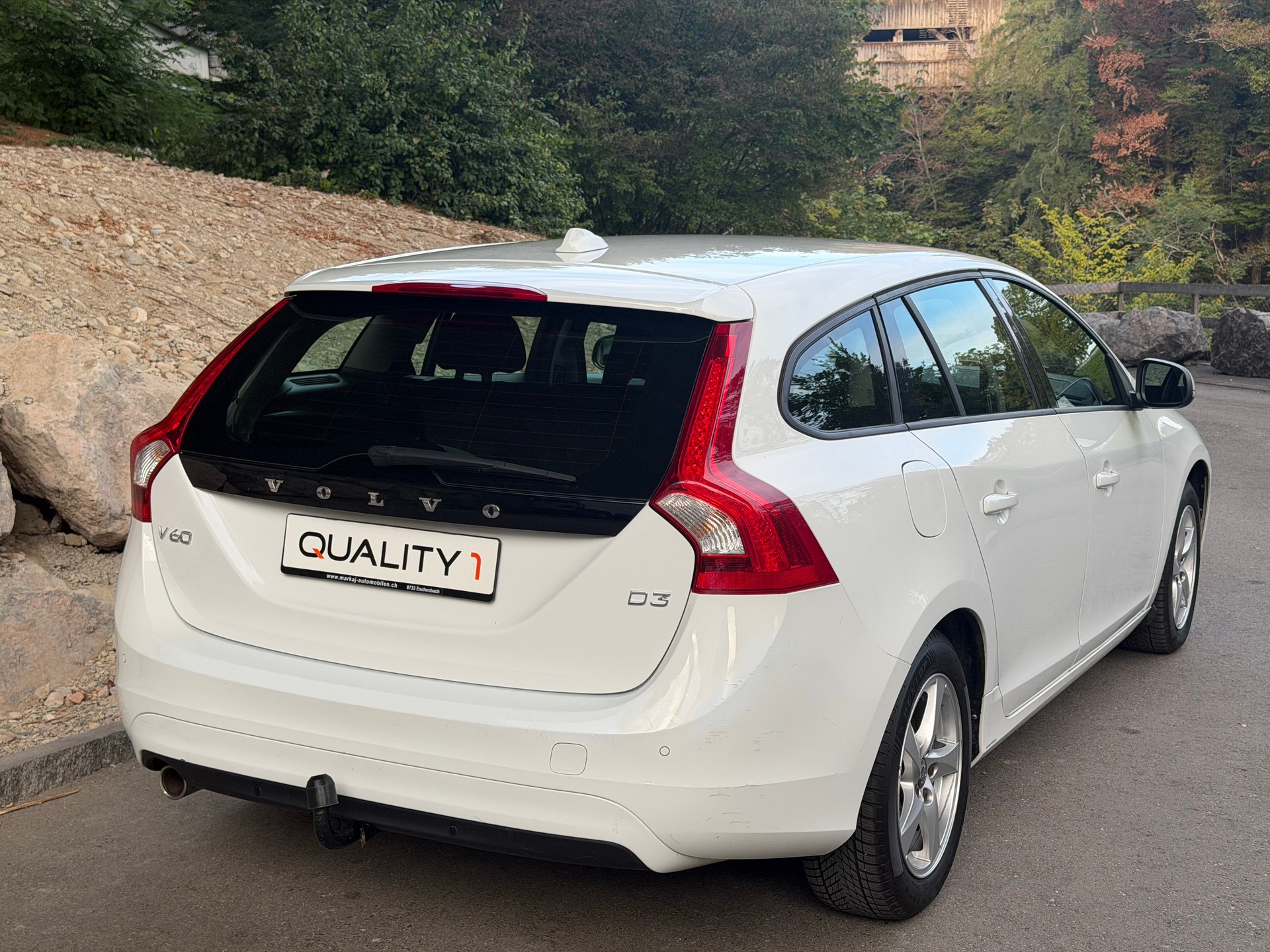 VOLVO V60 D3 Momentum Geartronic-image-3