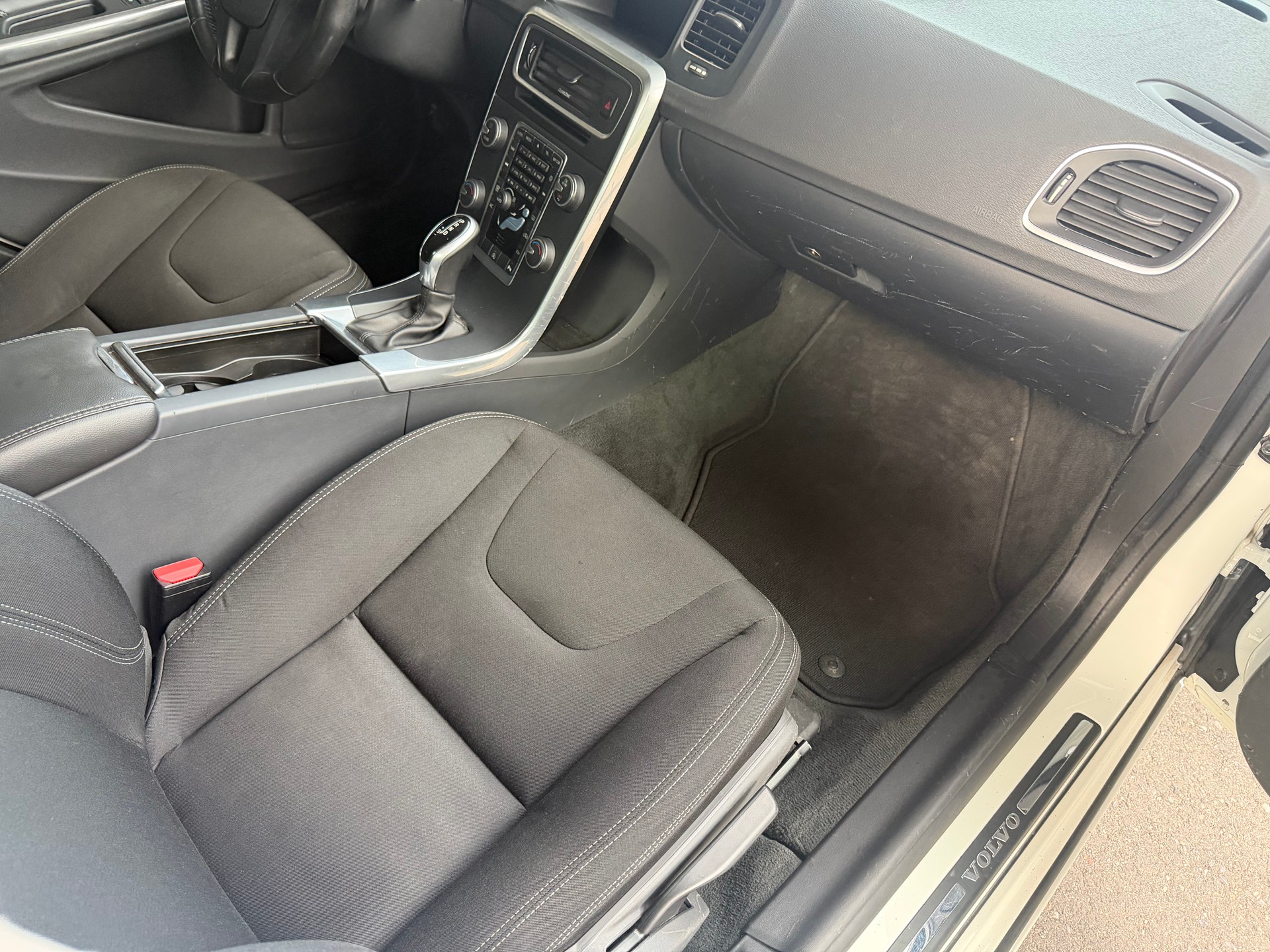 VOLVO V60 D3 Momentum Geartronic-image-7