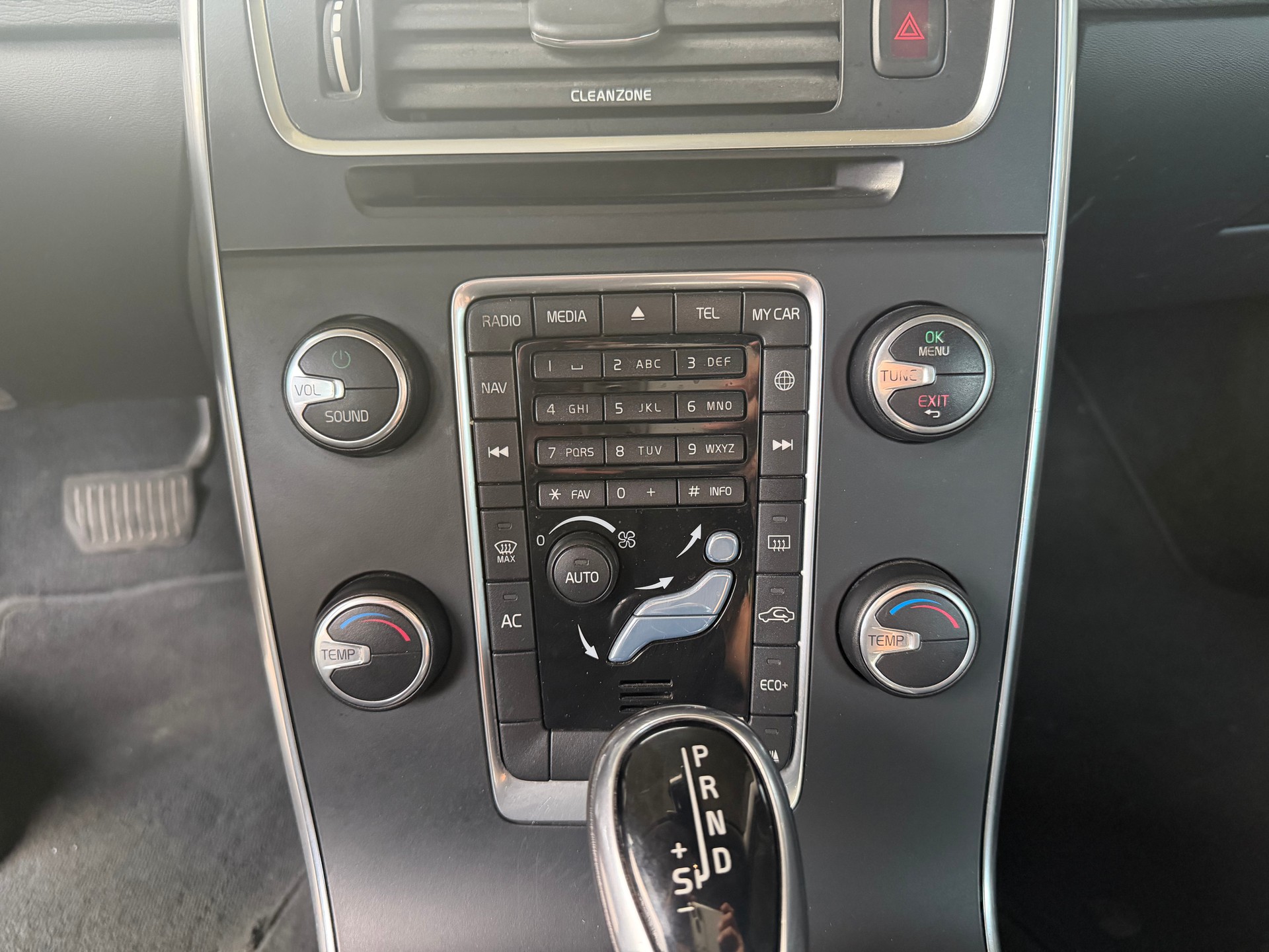 VOLVO V60 D3 Momentum Geartronic-image-8