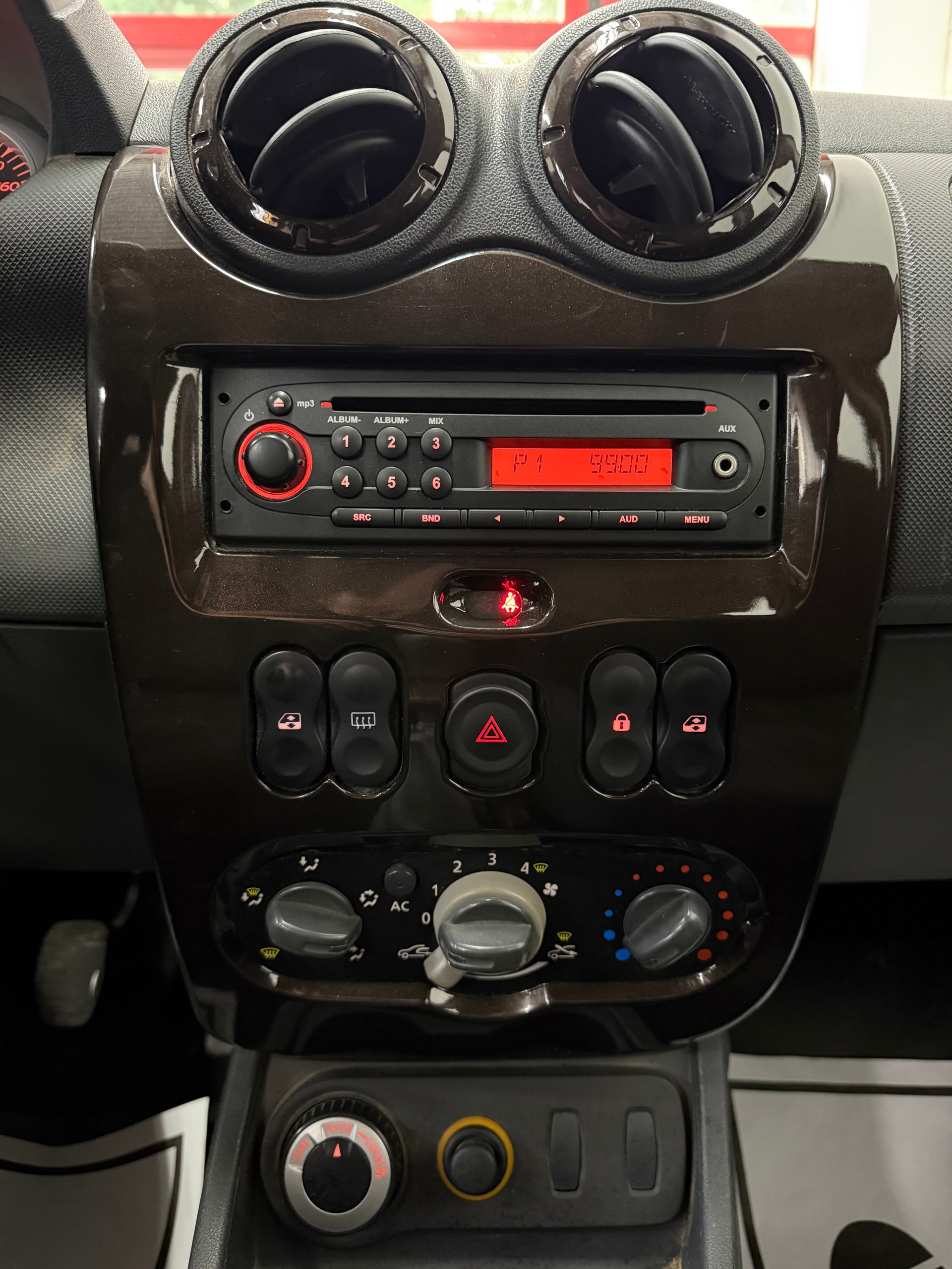 DACIA Duster 1.6 Ambiance 4x4 //NEU AB MFK!-image-12