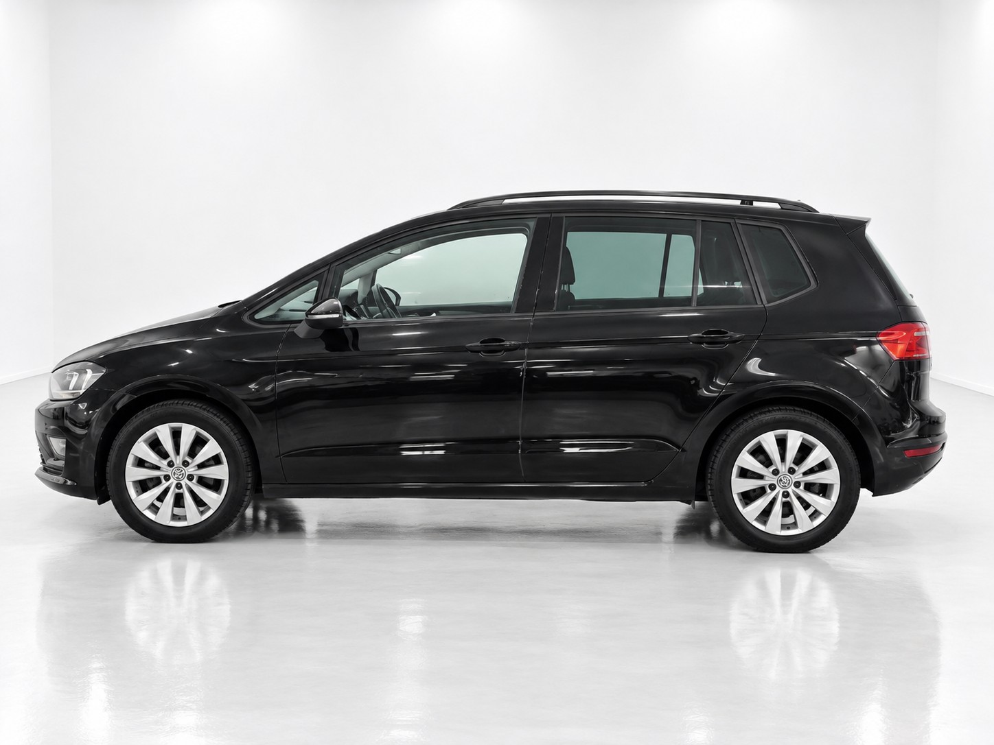 VW SPORTSVAN 1.6 TDI-image-3