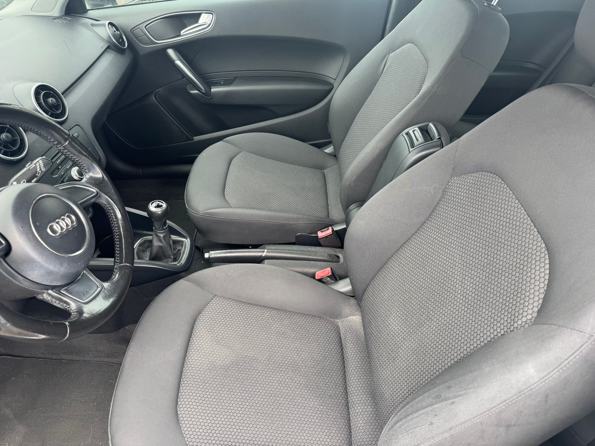 AUDI A1 1.6 TDI Attraction-image-7