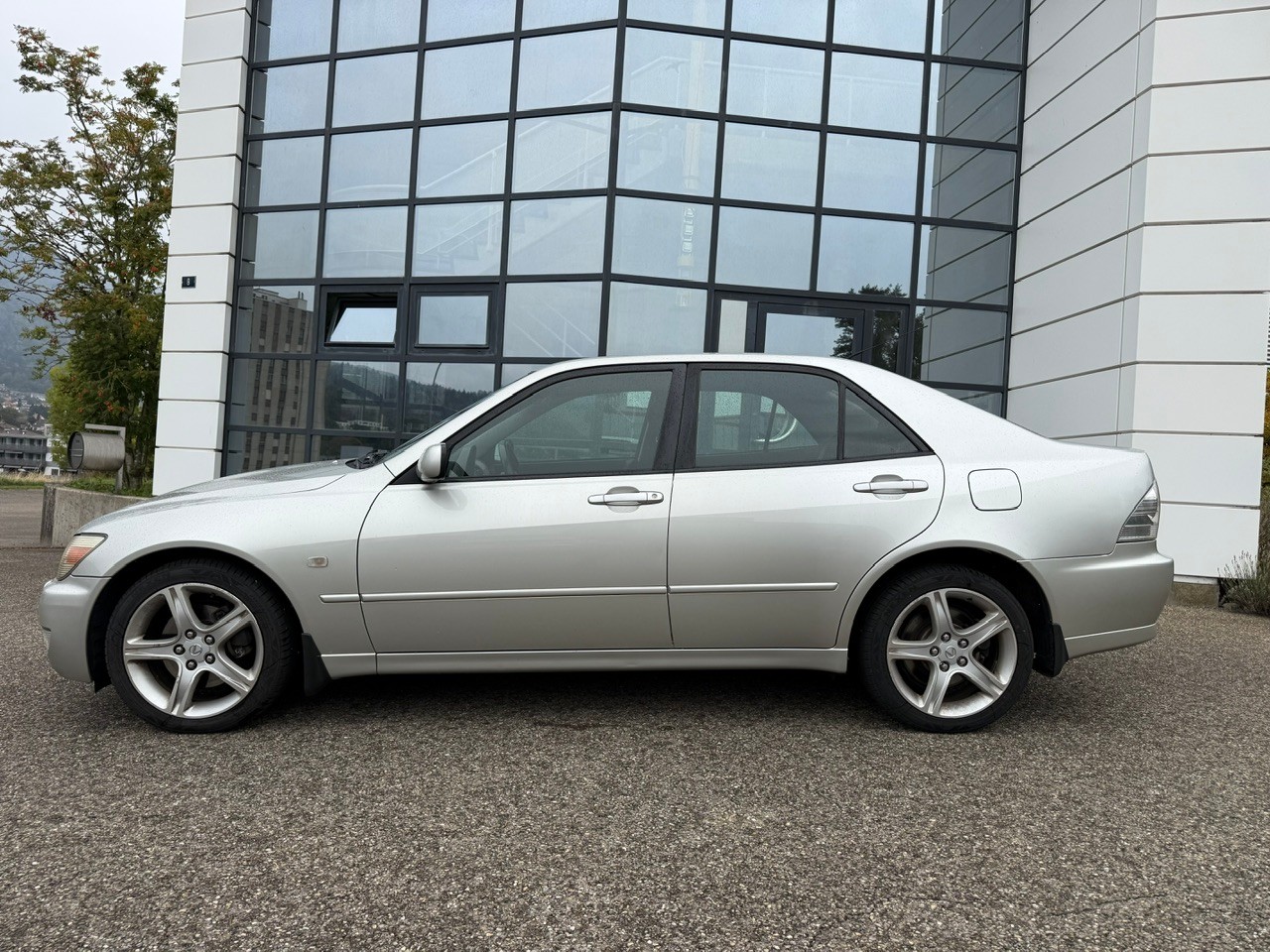 LEXUS IS 200-image-3
