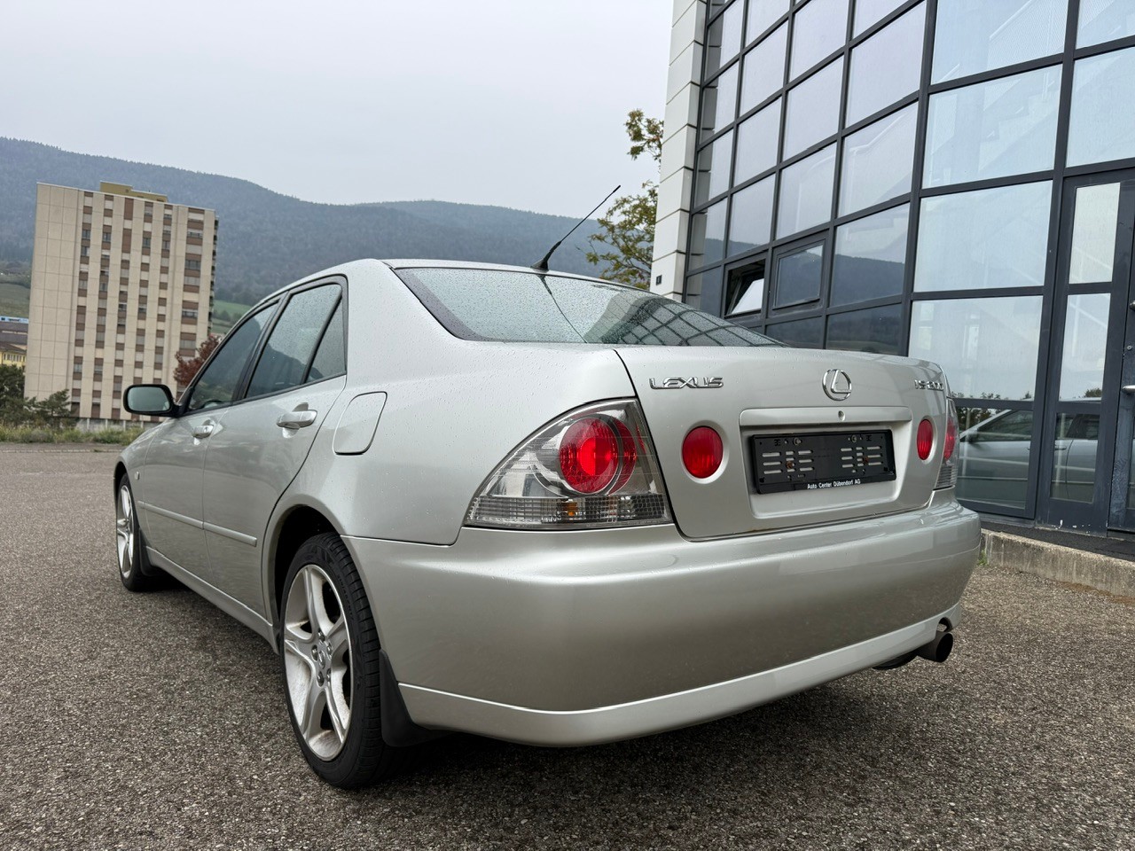 LEXUS IS 200-image-4