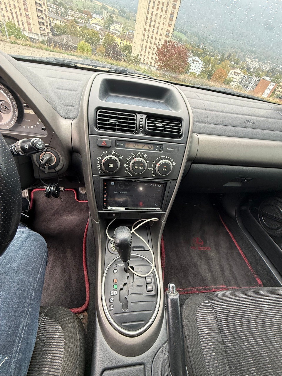 LEXUS IS 200-image-13