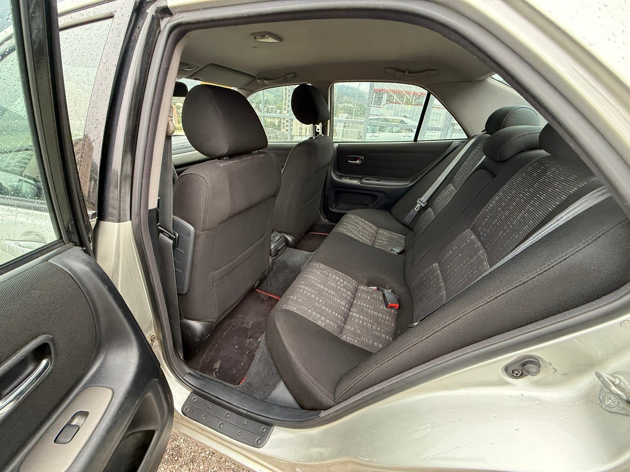LEXUS IS 200-image-11
