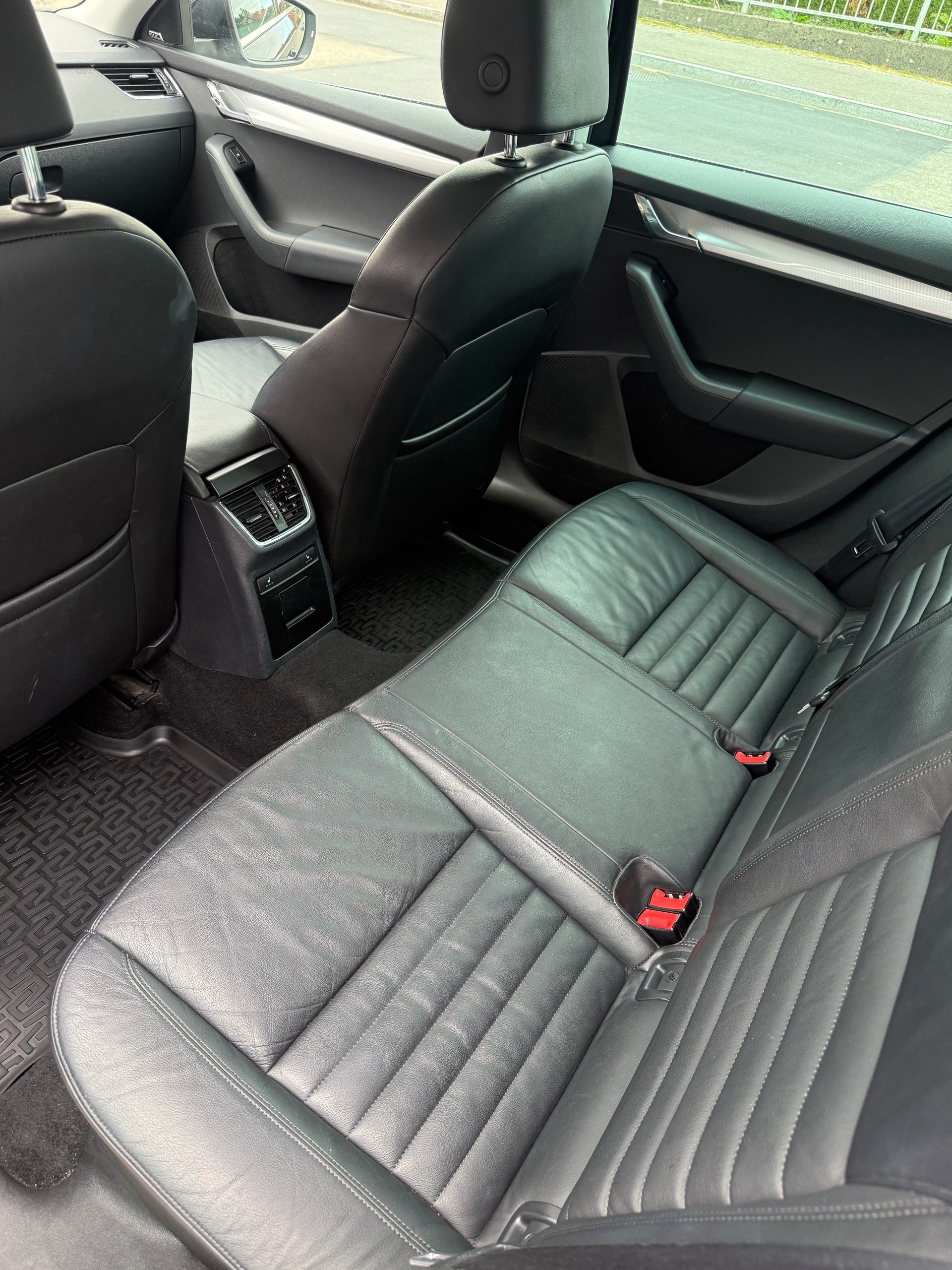 SKODA Octavia Combi 1.8 TSI Style 4x4 DSG-image-8