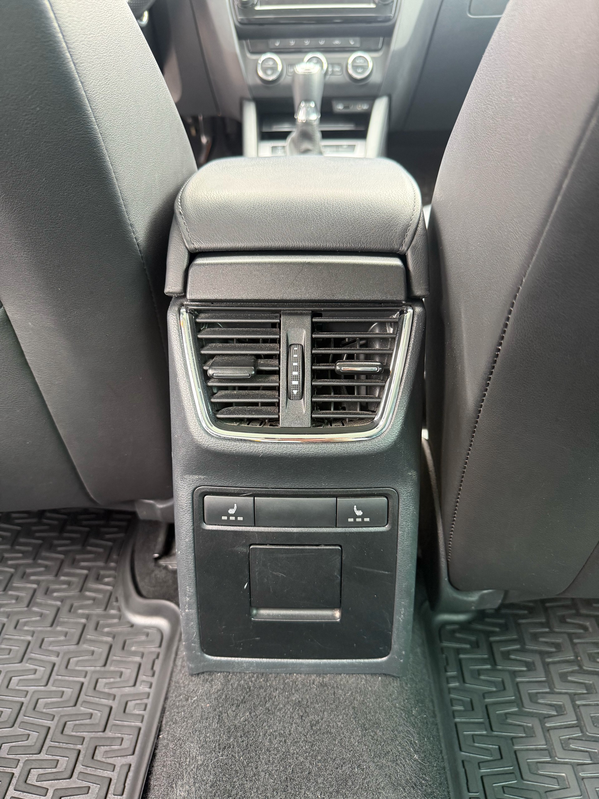 SKODA Octavia Combi 1.8 TSI Style 4x4 DSG-image-12