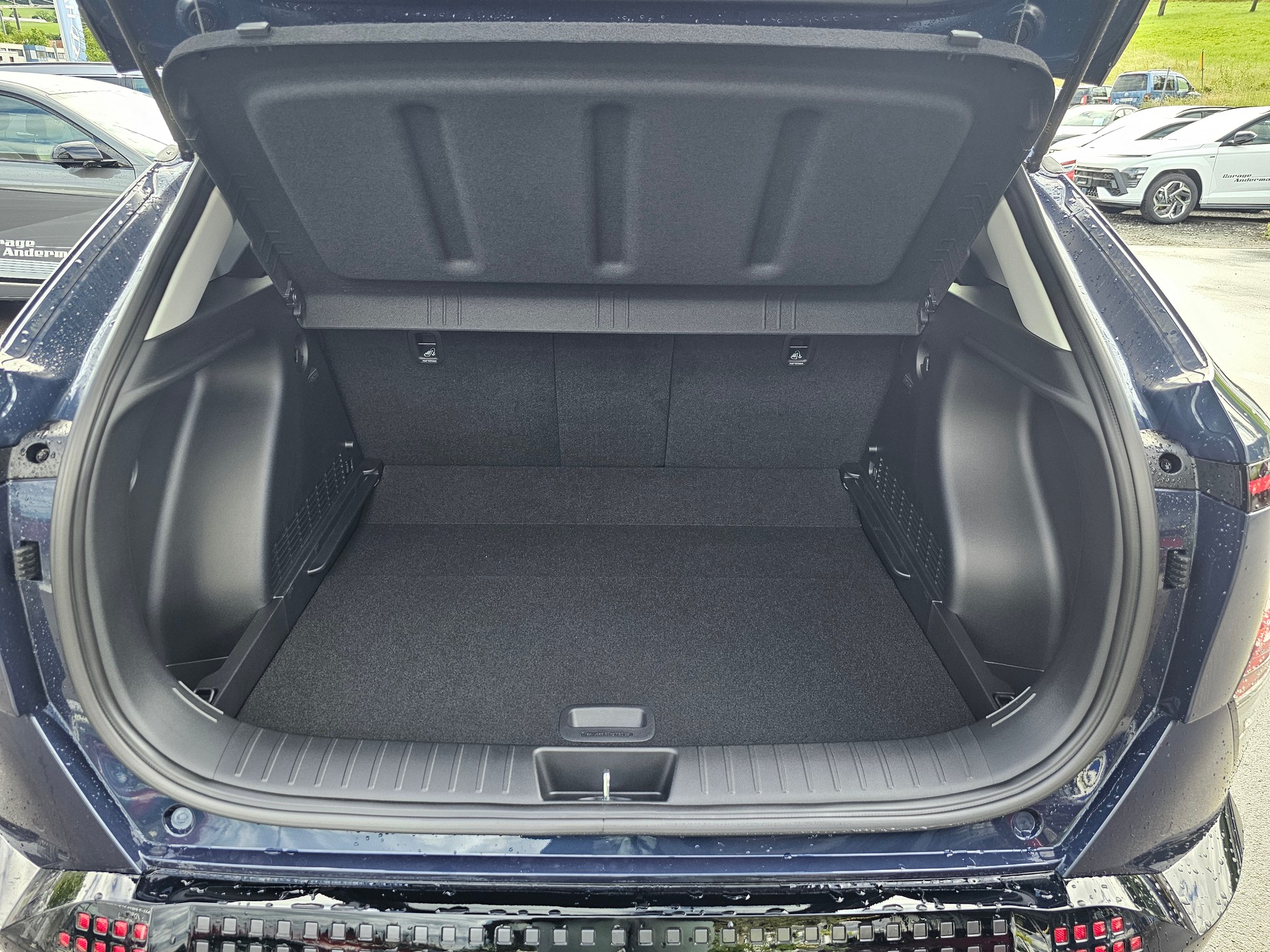 HYUNDAI Kona EV 65.4 kWh Amplia-image-6