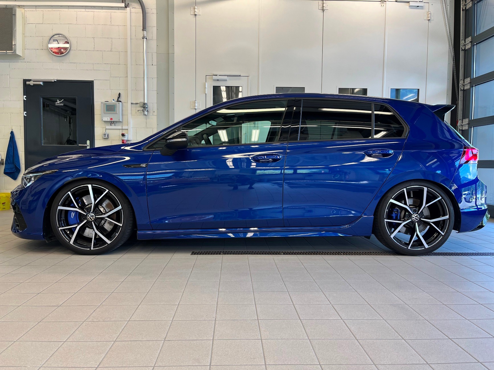 VW Golf 2.0 TSI R DSG 4Motion-image-2