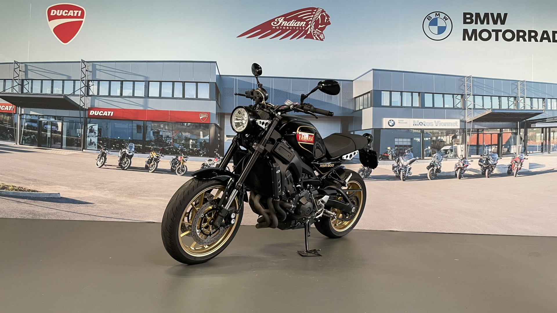 YAMAHA XSR 900 80 Black-showroom-element-2
