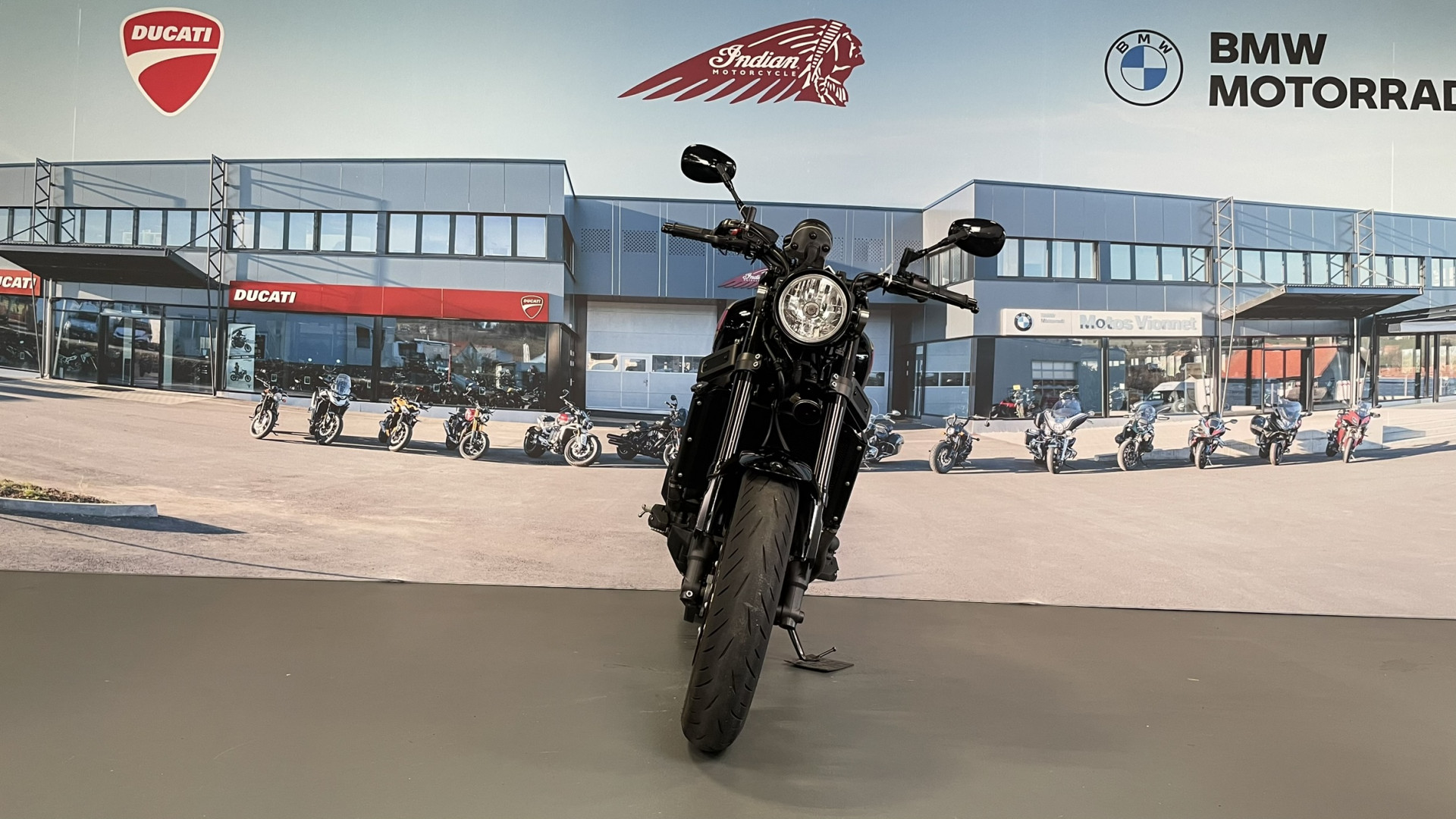 YAMAHA XSR 900 80 Black-showroom-element-1