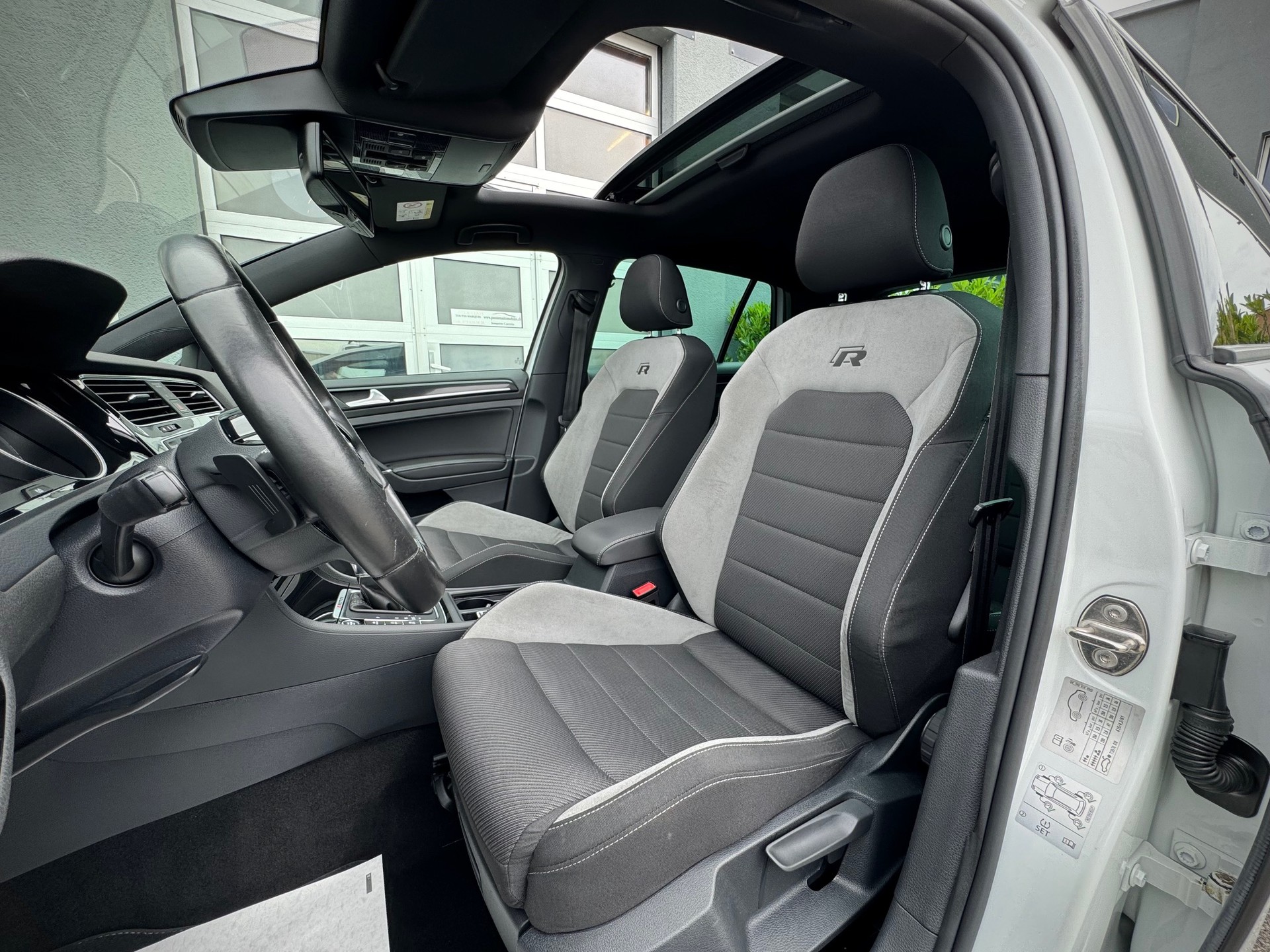 VW Golf 2.0 TSI R 4Motion DSG - Véhicule Suisse (CH)-image-8
