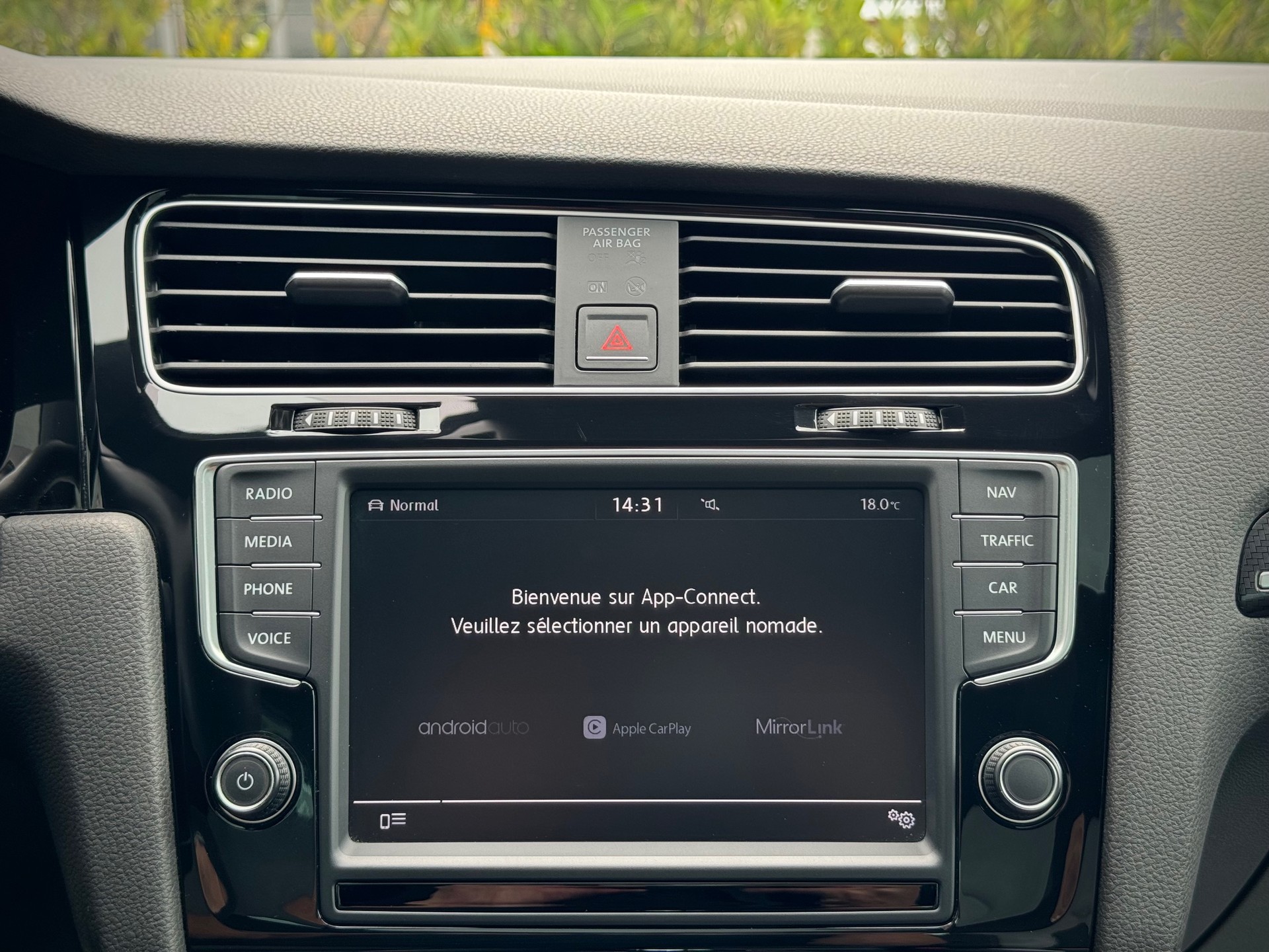 VW Golf 2.0 TSI R 4Motion DSG - Véhicule Suisse (CH)-image-12
