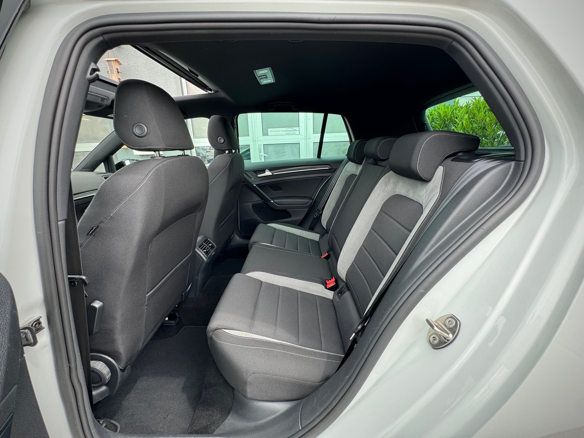 VW Golf 2.0 TSI R 4Motion DSG - Véhicule Suisse (CH)-image-9
