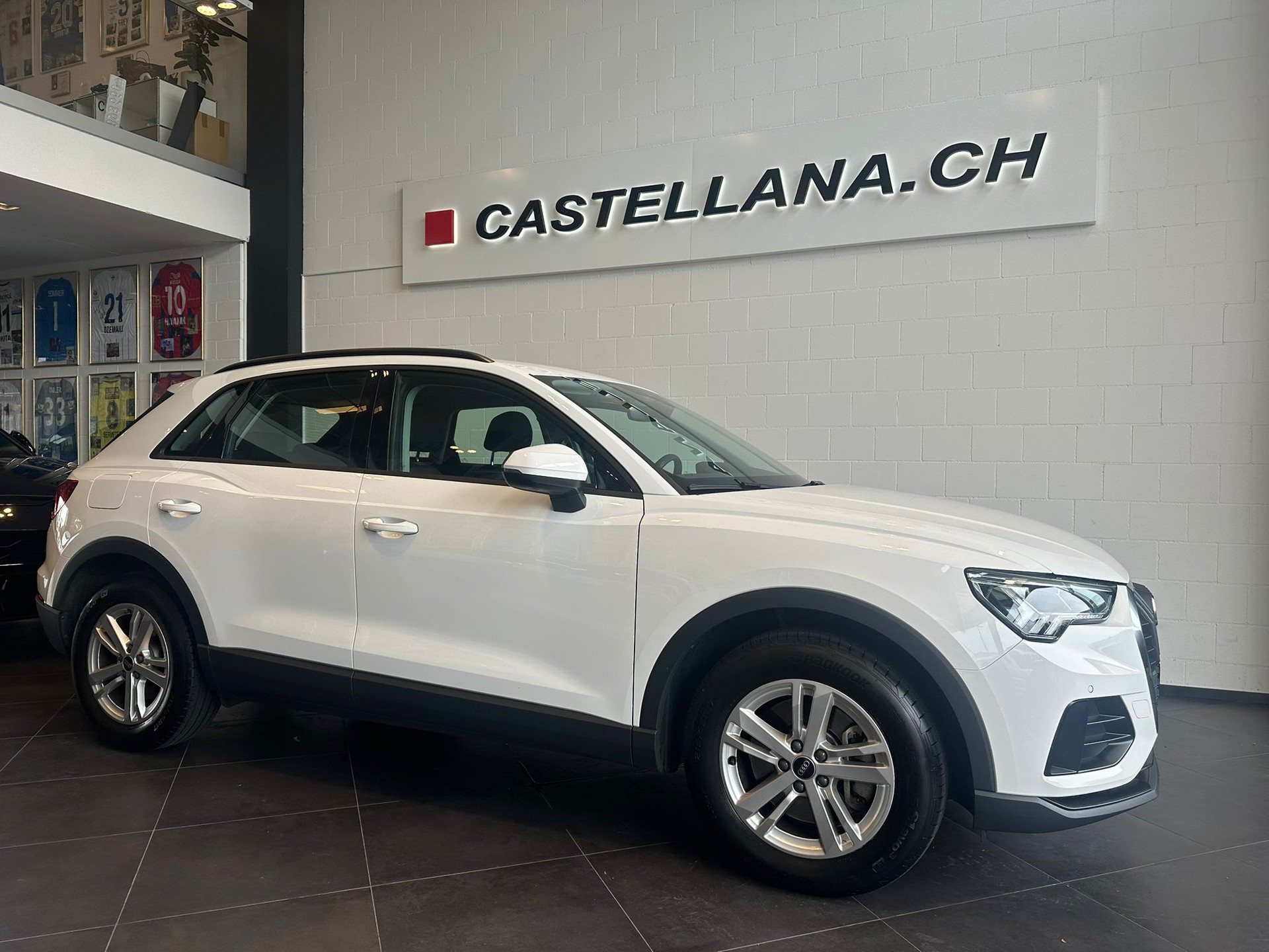 AUDI Q3 40 TFSI quattro S-tronic-image-0