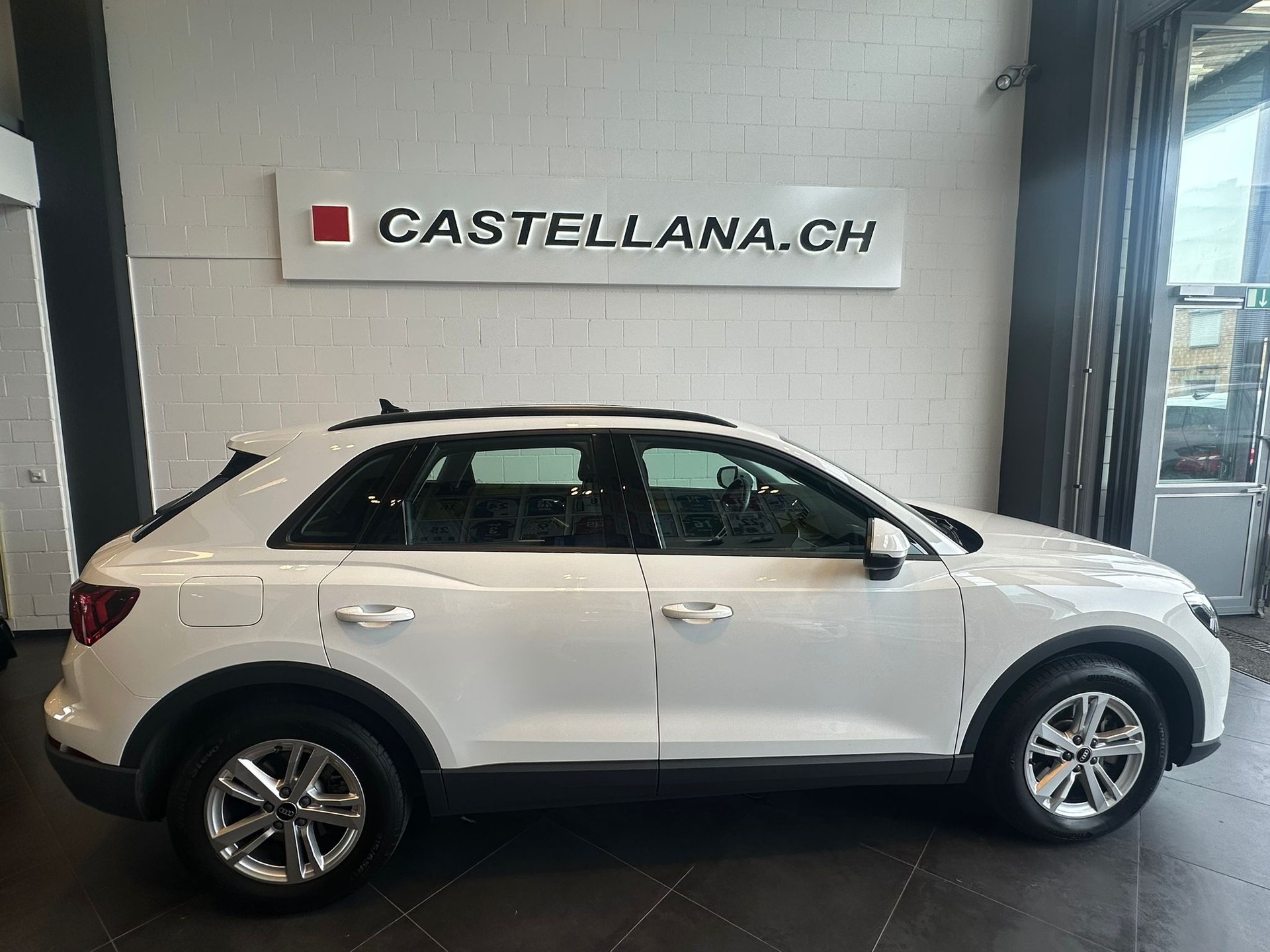 AUDI Q3 40 TFSI quattro S-tronic-image-3