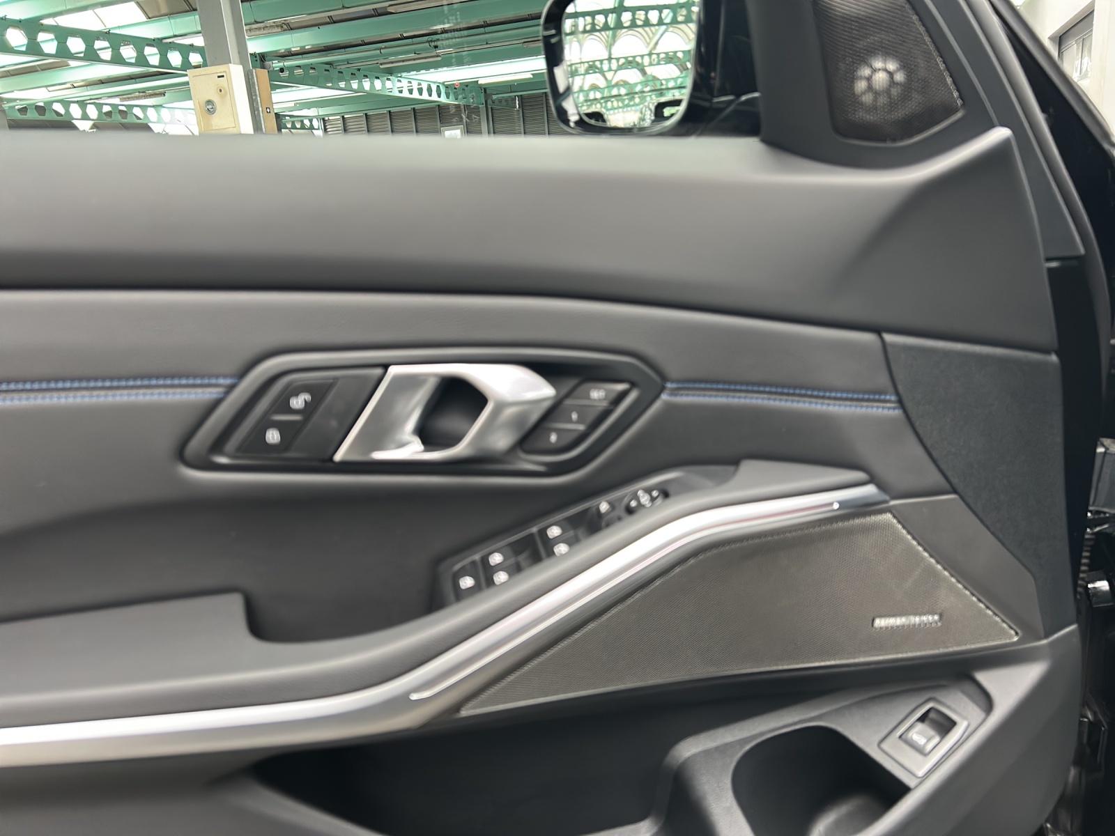 BMW 320d xDrive Touring-image-15