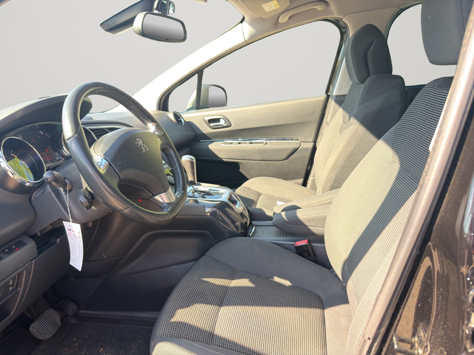 PEUGEOT 5008 1.6 BlueHDi Allure-image-4