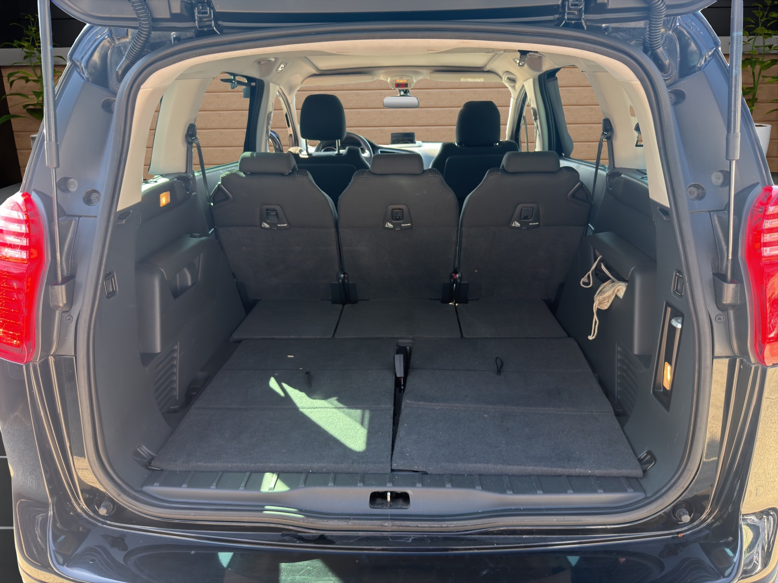 PEUGEOT 5008 1.6 BlueHDi Allure-image-8