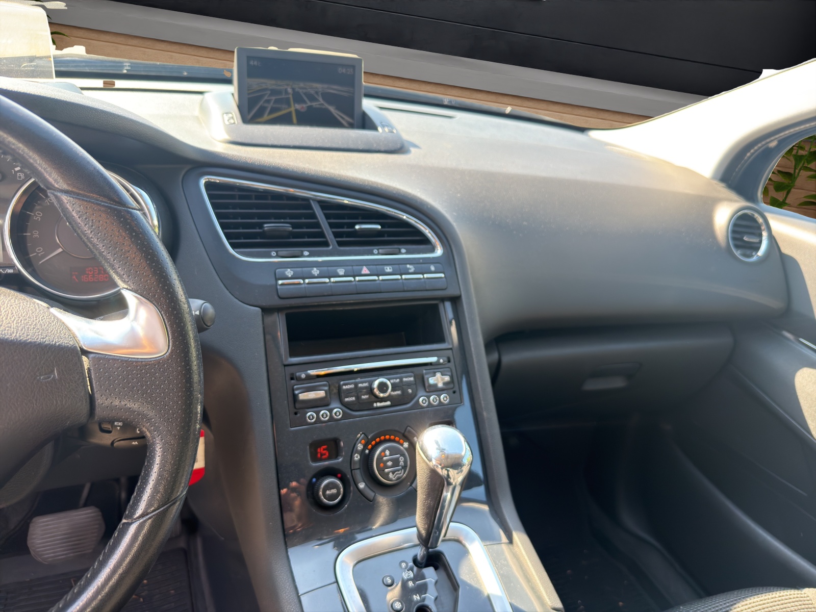 PEUGEOT 5008 1.6 BlueHDi Allure-image-6