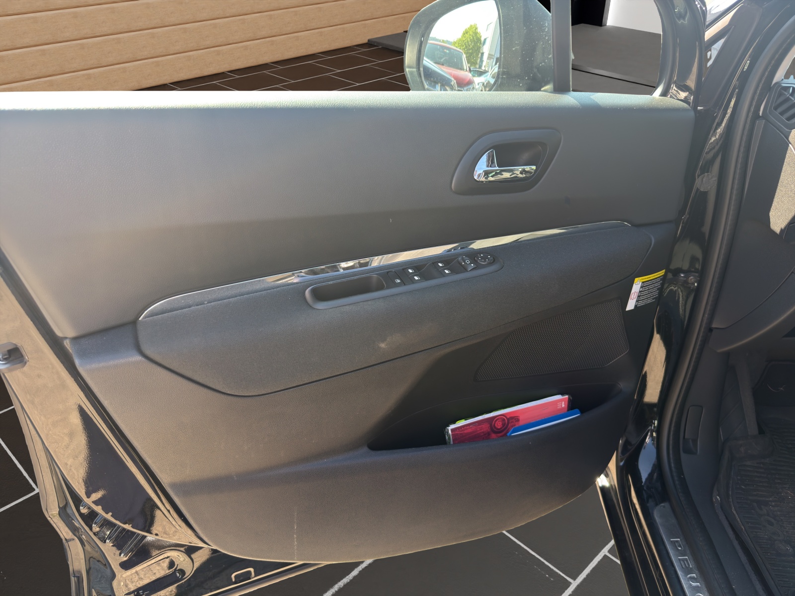 PEUGEOT 5008 1.6 BlueHDi Allure-image-12