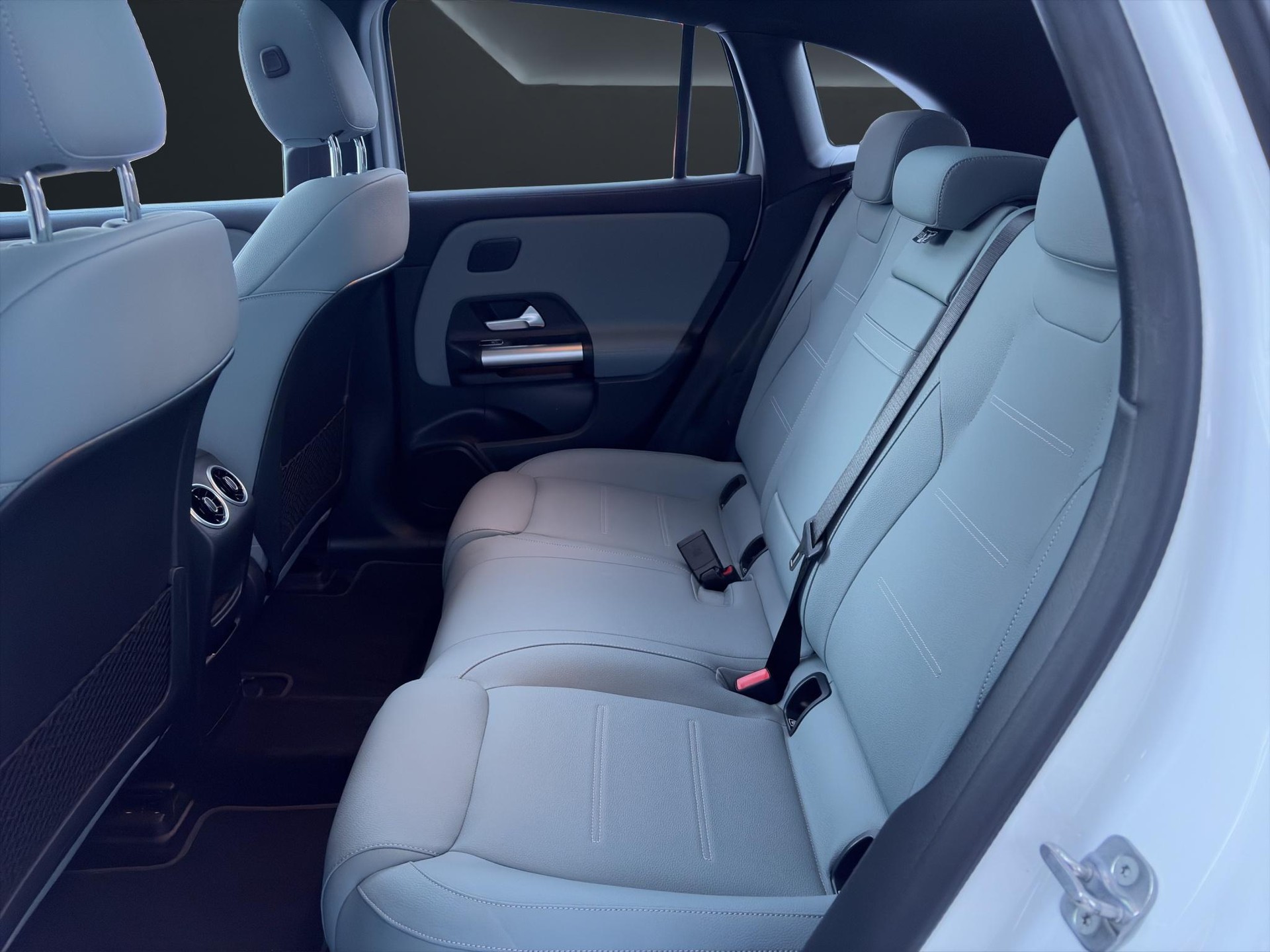 MERCEDES-BENZ EQA 350 Swiss Star AMG Line 4matic-image-11