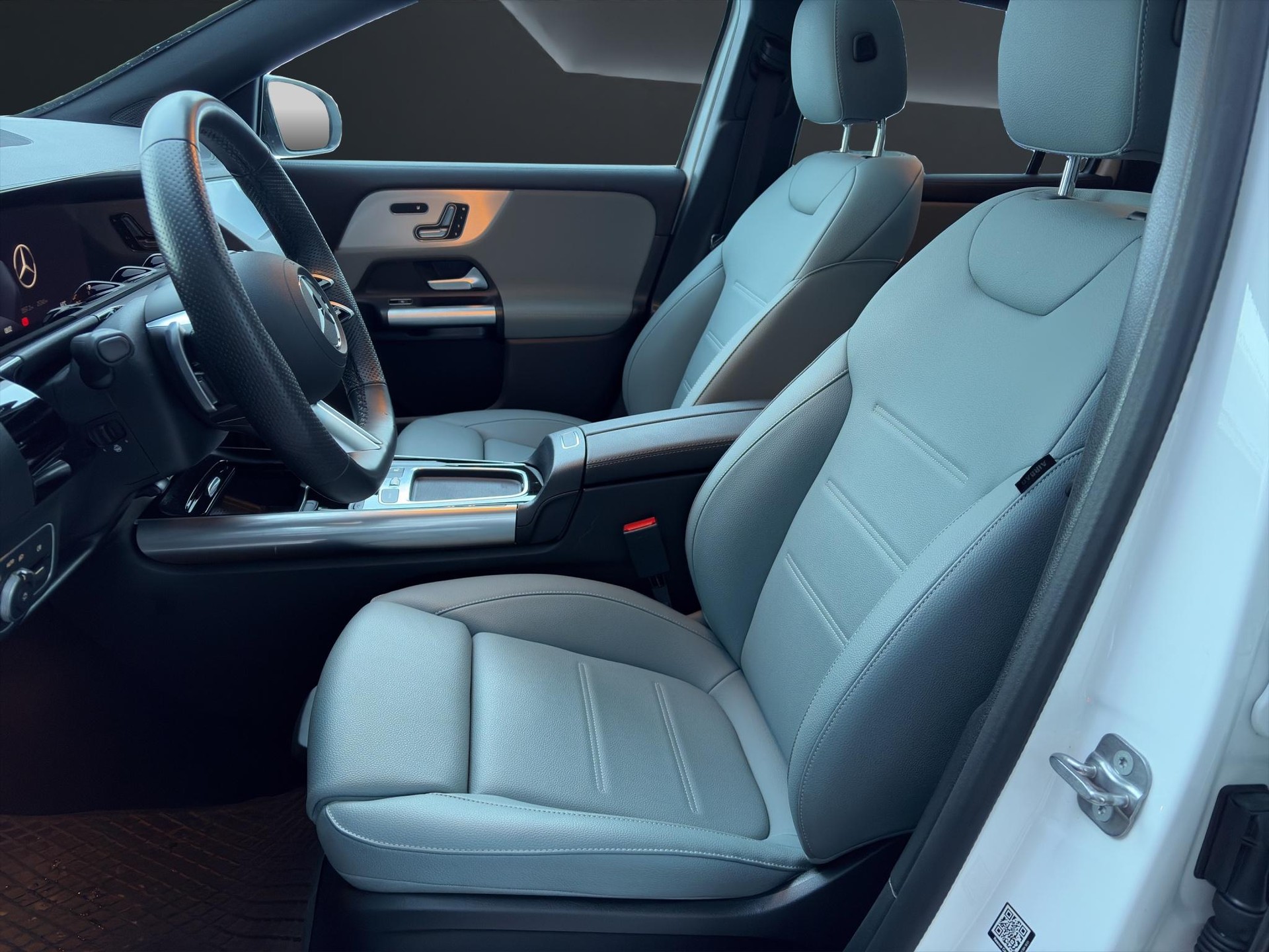 MERCEDES-BENZ EQA 350 Swiss Star AMG Line 4matic-image-4