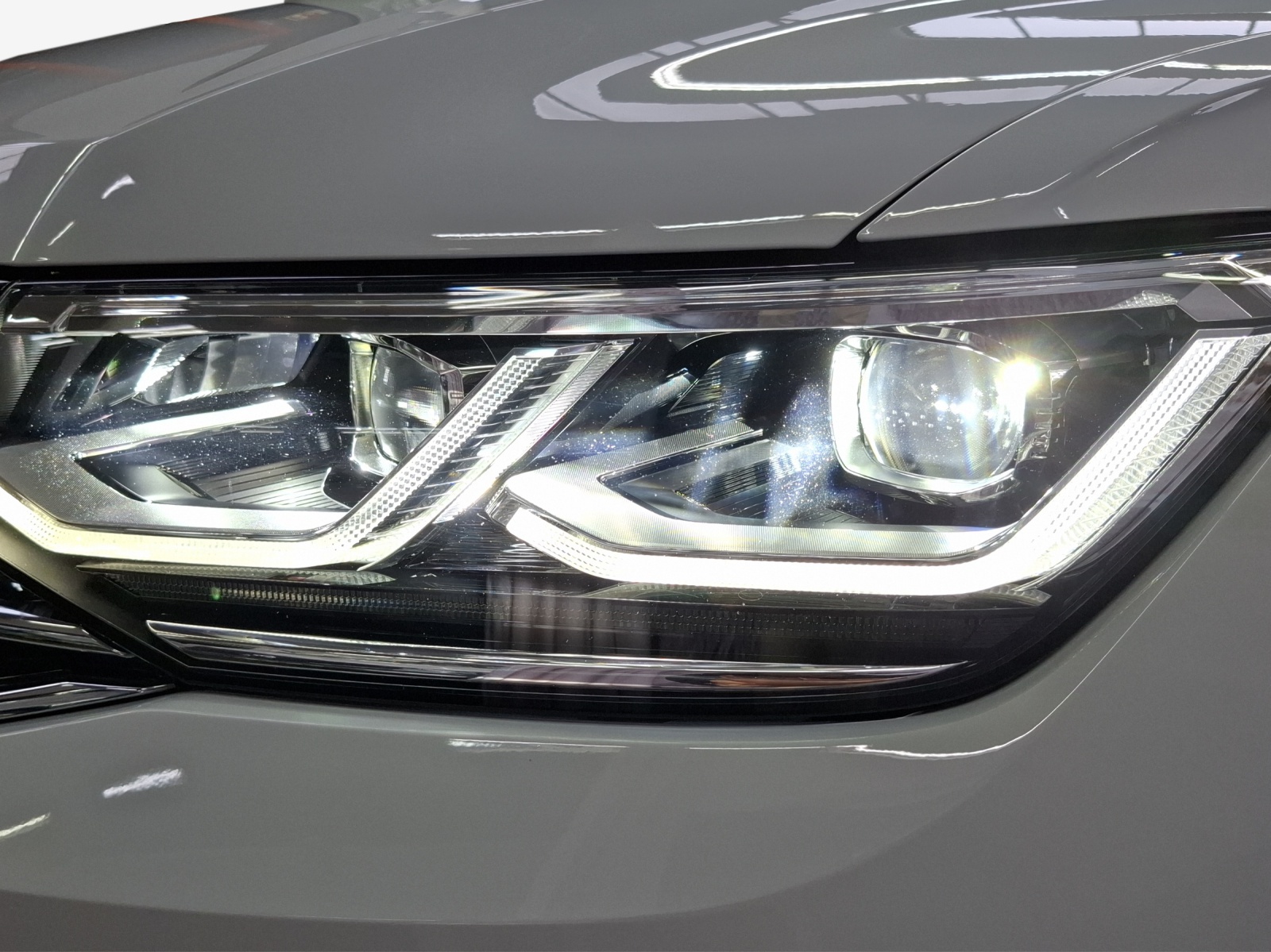 VW Tiguan 2.0 TDI SCR Elegance 4Motion DSG-image-15