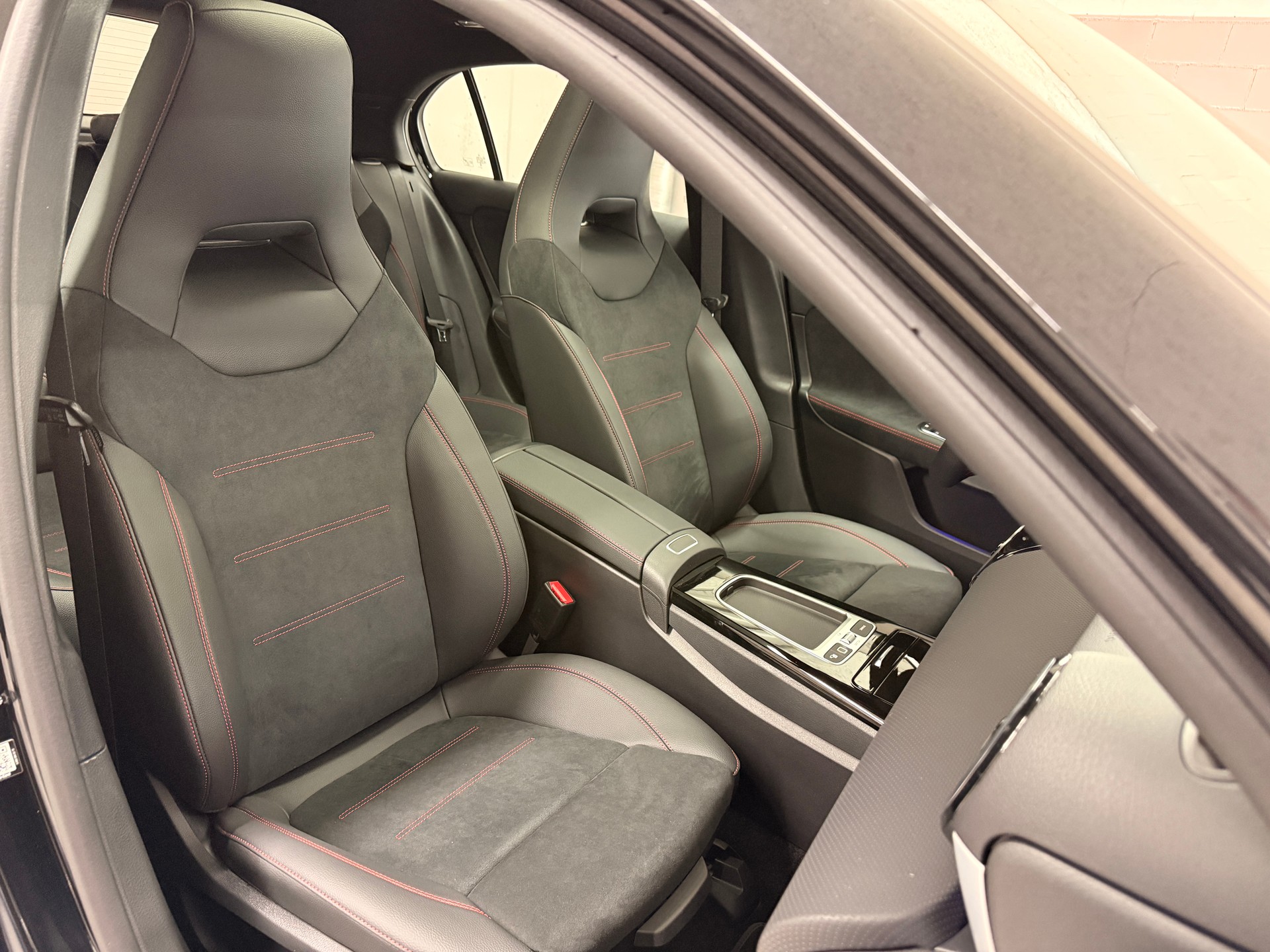 MERCEDES-BENZ A 250 4MATIC Kompaktlimousine-image-9
