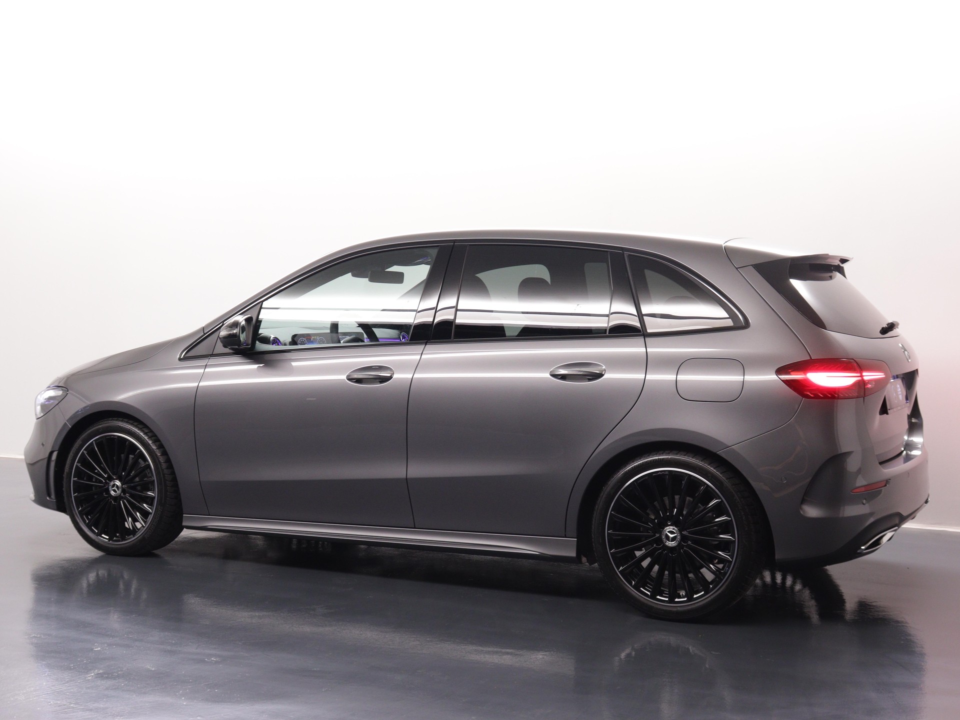 MERCEDES-BENZ B 200 AMG Line-image-3