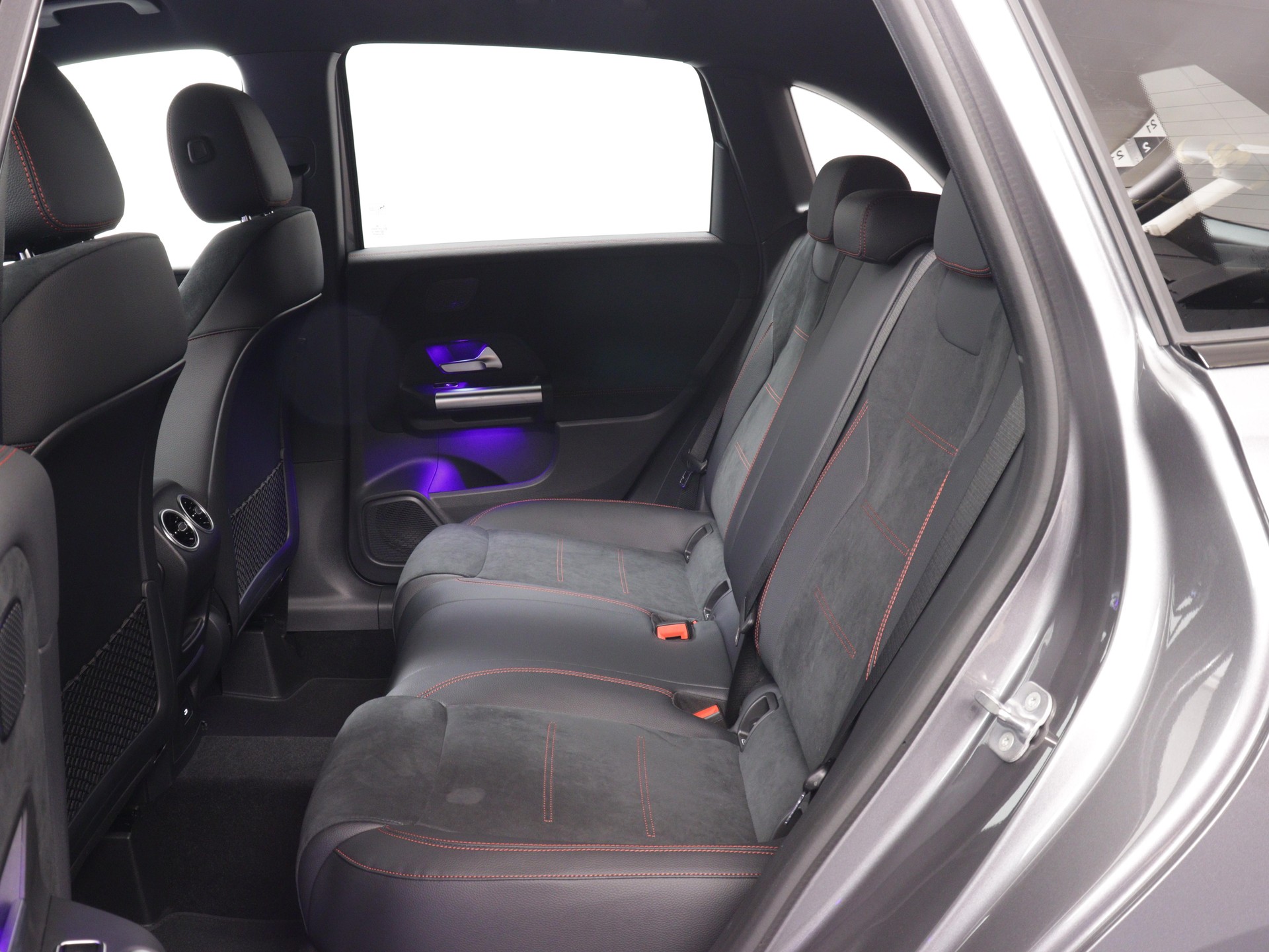 MERCEDES-BENZ B 200 AMG Line-image-11