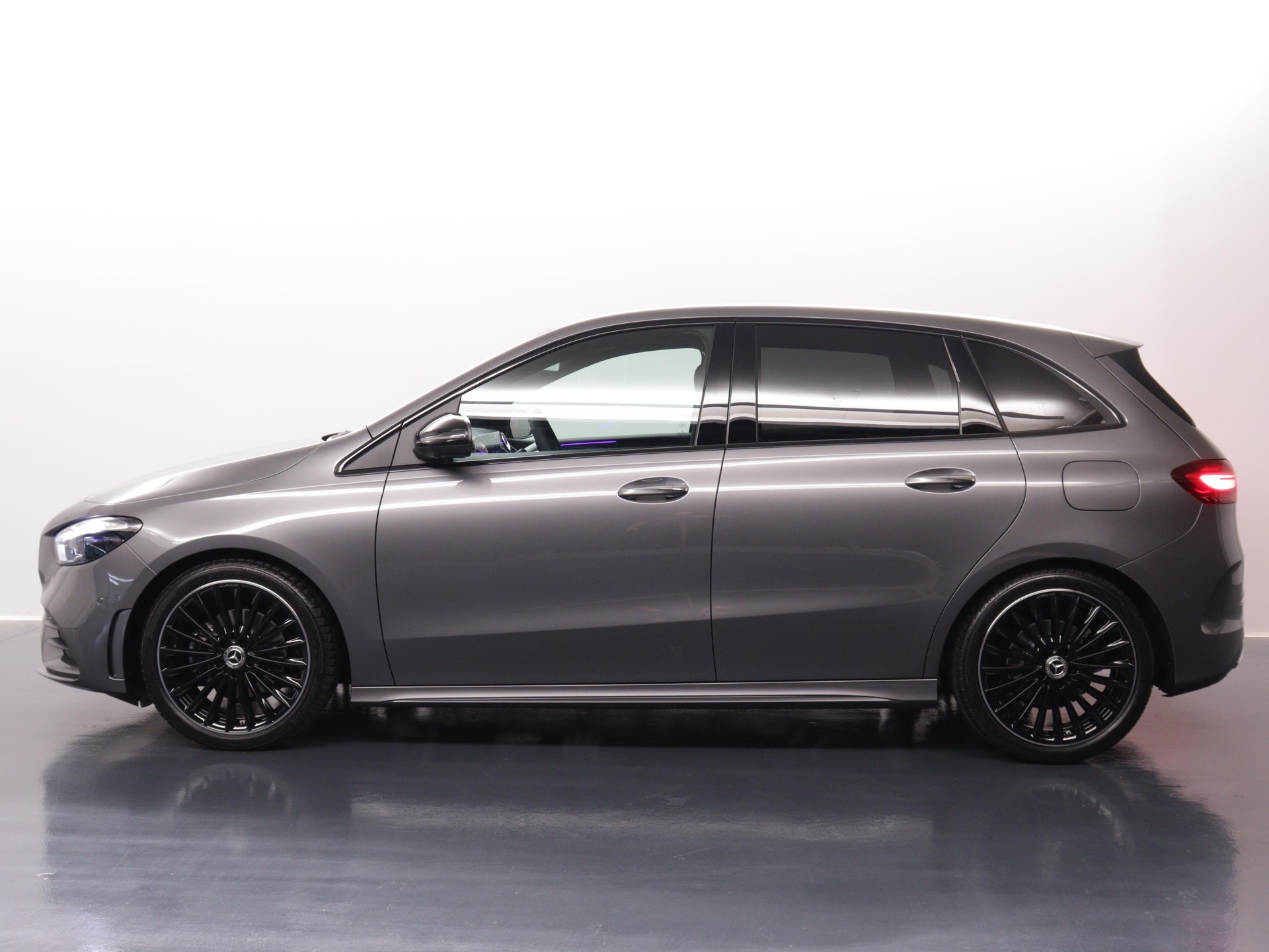 MERCEDES-BENZ B 200 AMG Line-image-2