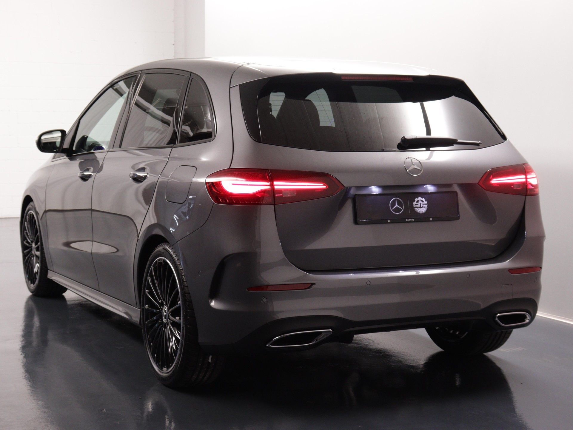 MERCEDES-BENZ B 200 AMG Line-image-4