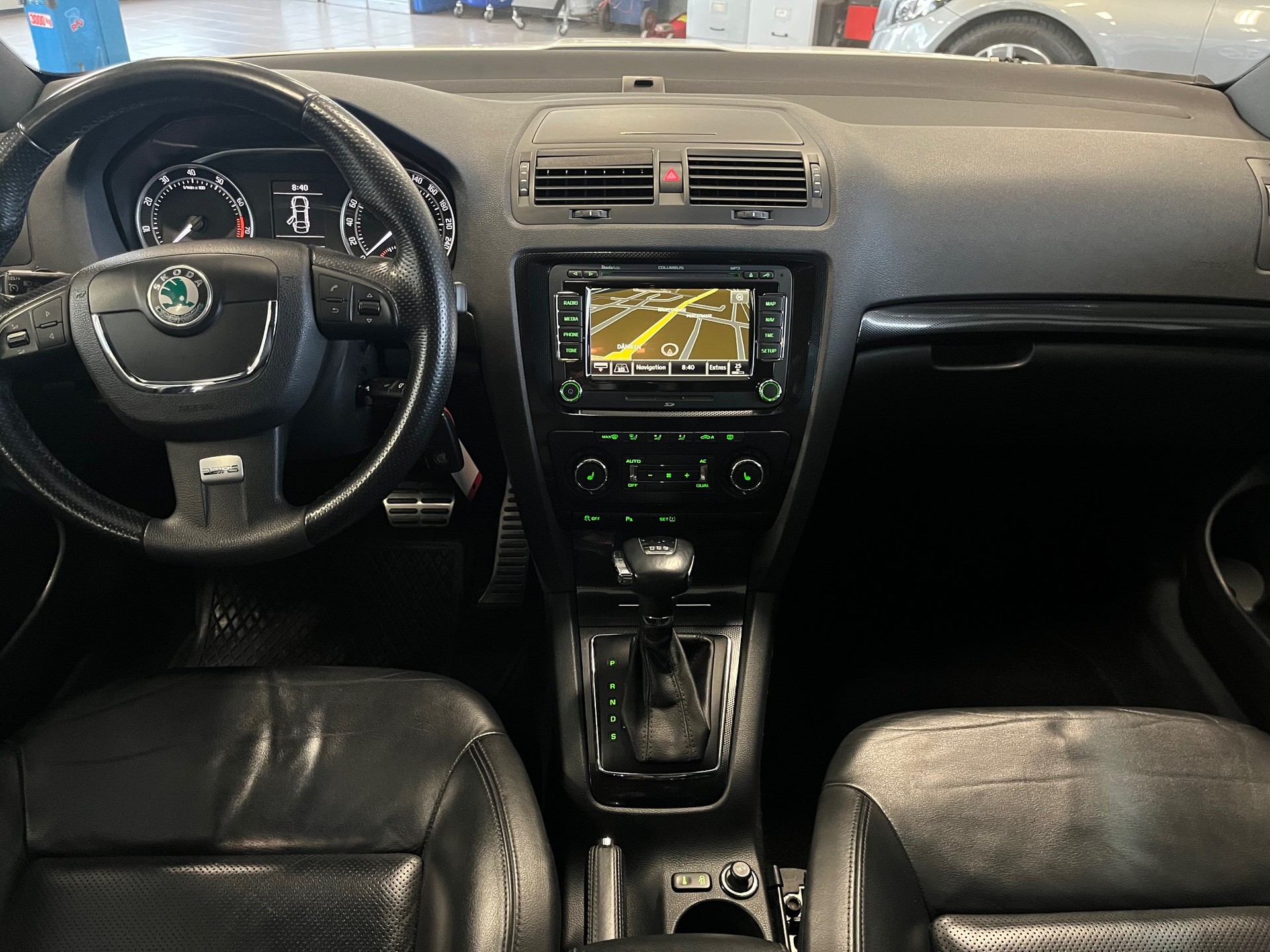SKODA Octavia Combi 2.0 TSI RS DSG-image-8