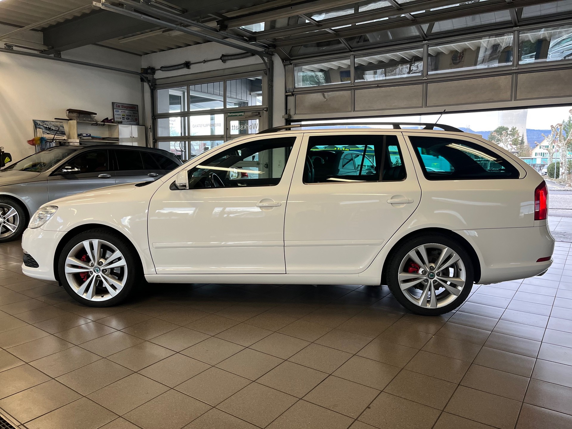 SKODA Octavia Combi 2.0 TSI RS DSG-image-2