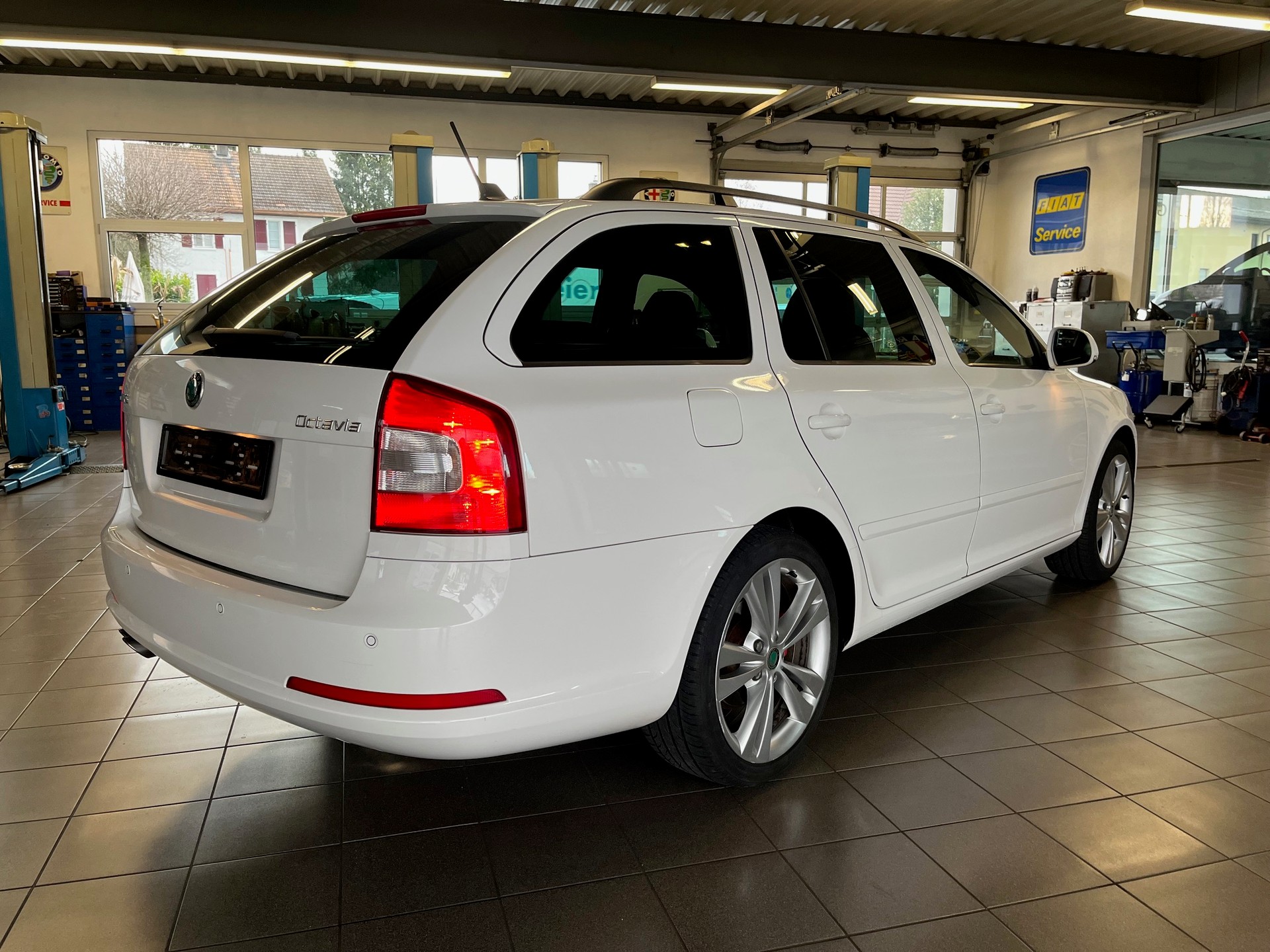 SKODA Octavia Combi 2.0 TSI RS DSG-image-4