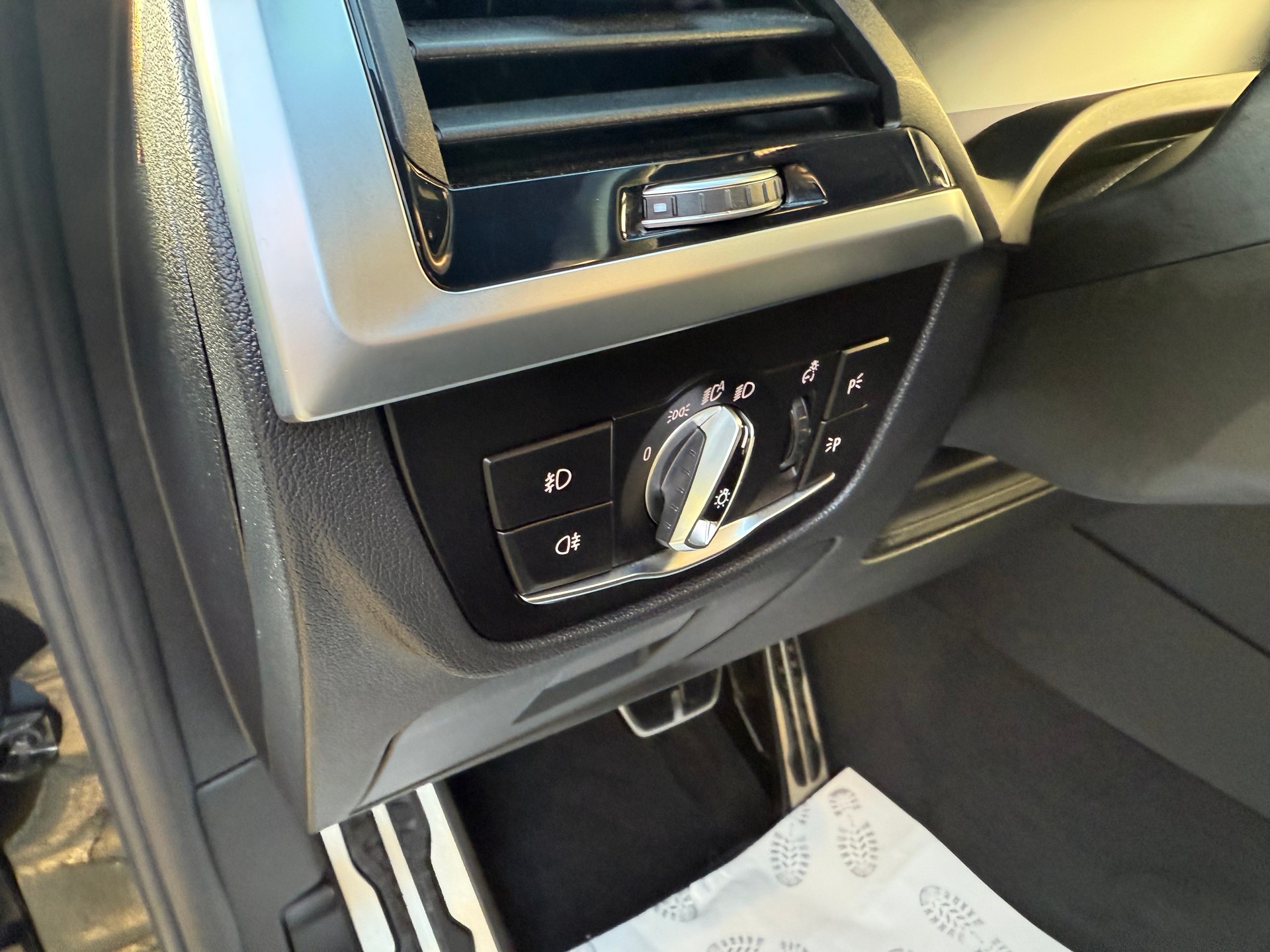 BMW X3 xDrive 20d Individual M Sport Steptronic-image-19