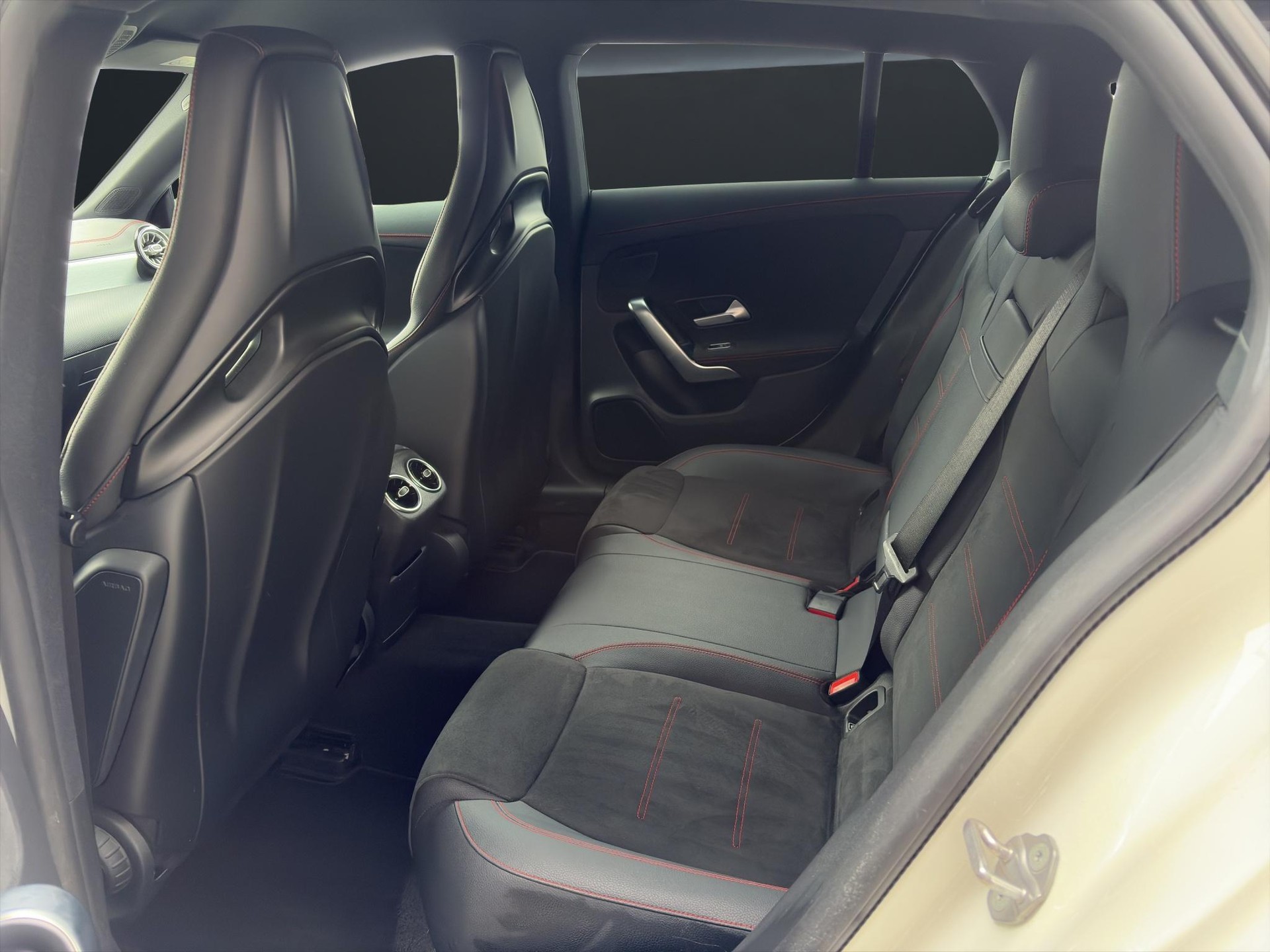 MERCEDES-BENZ CLA 35 AMG 4matic Shooting Brake-image-5