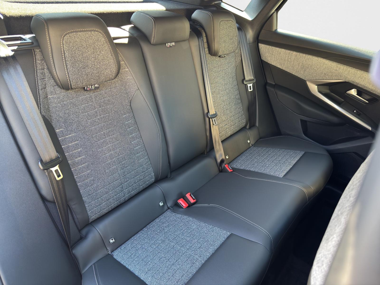 PEUGEOT 3008 1.2 Hybrid Allure Premium-image-13